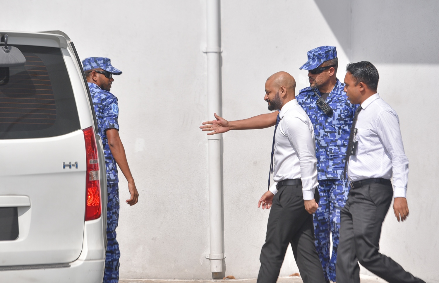ކްރިމިނަލް ކޯޓުން ނިކުމެވަޑައިގެން ފުލުހުންގެ ވެހިކަލަކަށް ފާރިސް އަރުއްވަނީ-- މިހާރު ފޮޓޯ