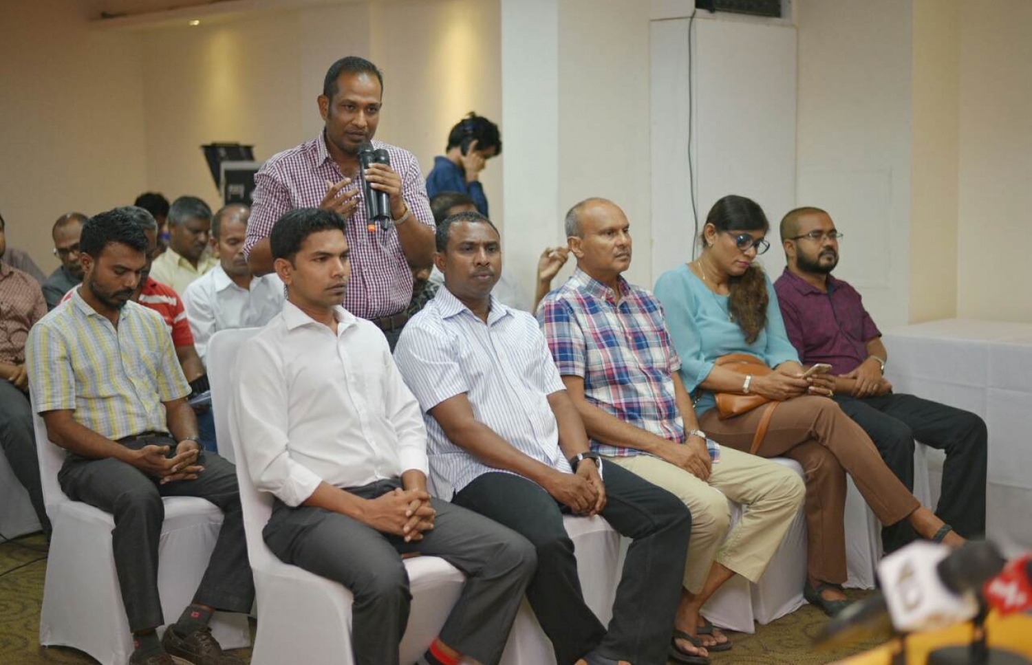 އެމްޑީޕީ ގައުމީ މަޖިލީހުގެ ޖަލްސާގައި މެމްބަރަކު ވާހަކަ ދައްކަވަނީ - ފޮޓޯ: މިހާރު/ ހުސެއިން ވަހީދު