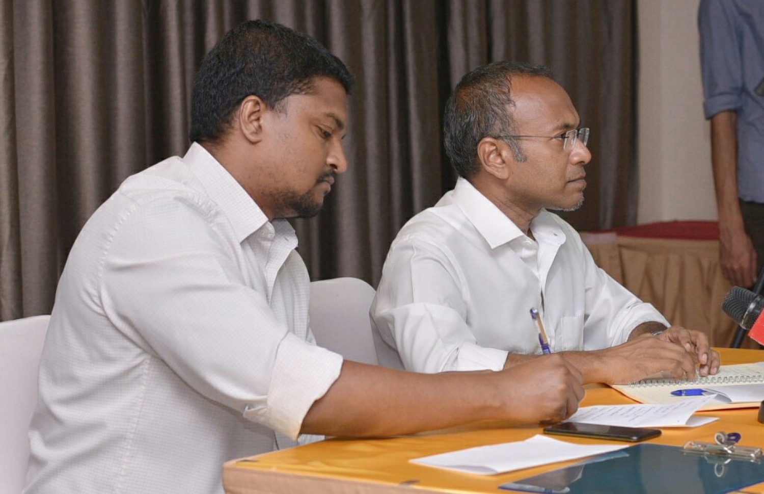 އެމްޑީޕީ ގައުމީ މަޖިލީހުގެ ބައްދަލުވުމެއްގައި ހަސަން ލަތީފް (ކ) ބައިވެރިވެވަޑައިގަންނަވަނީ. - ފޮޓޯ: މިހާރު/ ހުސެއިން ވަހީދު