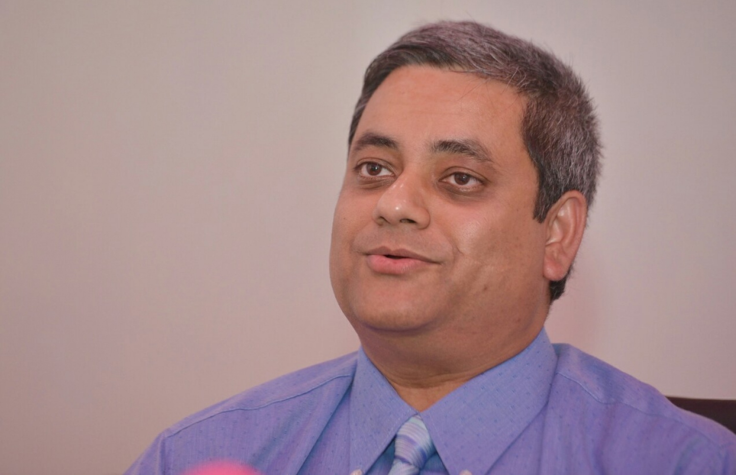 ފާރިސްގެ ވަކީލުންގެ ޓީމުގައި ހިމެނޭ މައުމޫން ހަމީދު މިރޭ ނޫސްވެރިންނާ ވާހަކަ ދައްކަވަނީ.---މިހާރު ފޮޓޯ: ހުސެއިން ވަހީދު