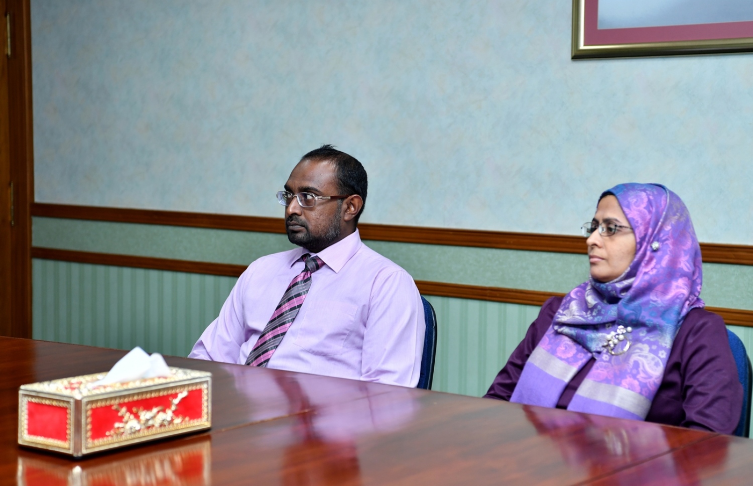 ކޮމިޝަން އޮން ސްޓޭޓް އެސެޓްސް ރިކަވަރީގެ މެމްބަރުންގެ ތެރެއިން މުޖުތާޒް (ވ) އަދި ހަދީޖާ ހުސެއިން.---ފޮޓޯ: ރައީސް އޮފީސް