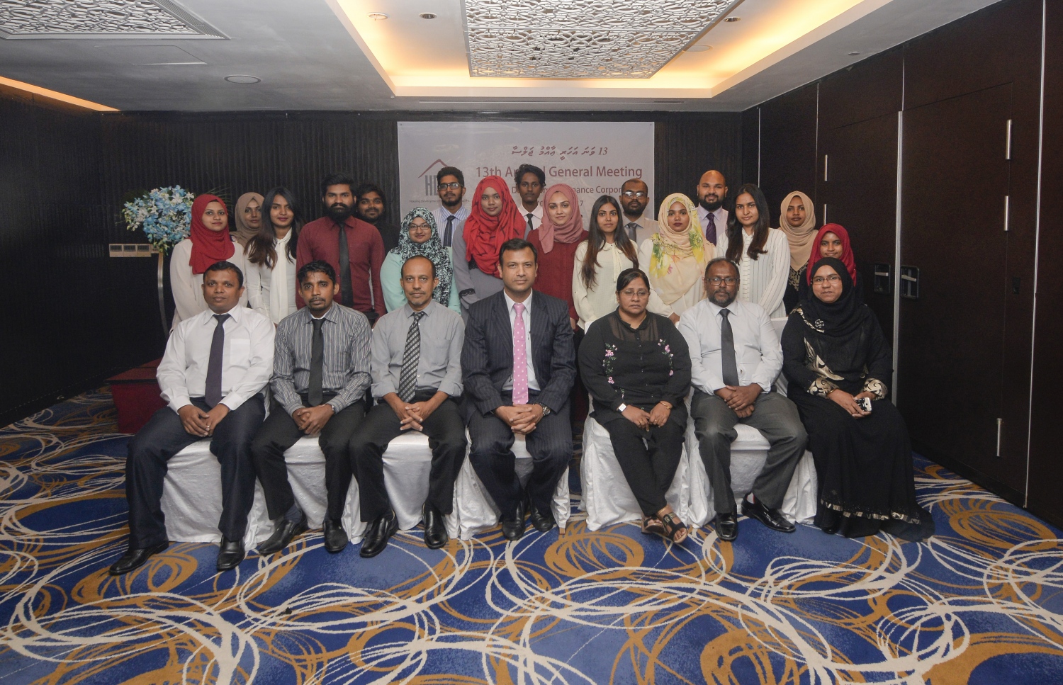 އެޗްޑީއެފްސީގެ 13 ވަނަ އަހަރީ އާއްމު ޖަލްސާގައި އެ ކުންފުނީގެ ބޯޑު މެމްބަރުން ބައިވެރިވަނީ --ފޮޓޯ: އެޗްޑީއެފްސީ