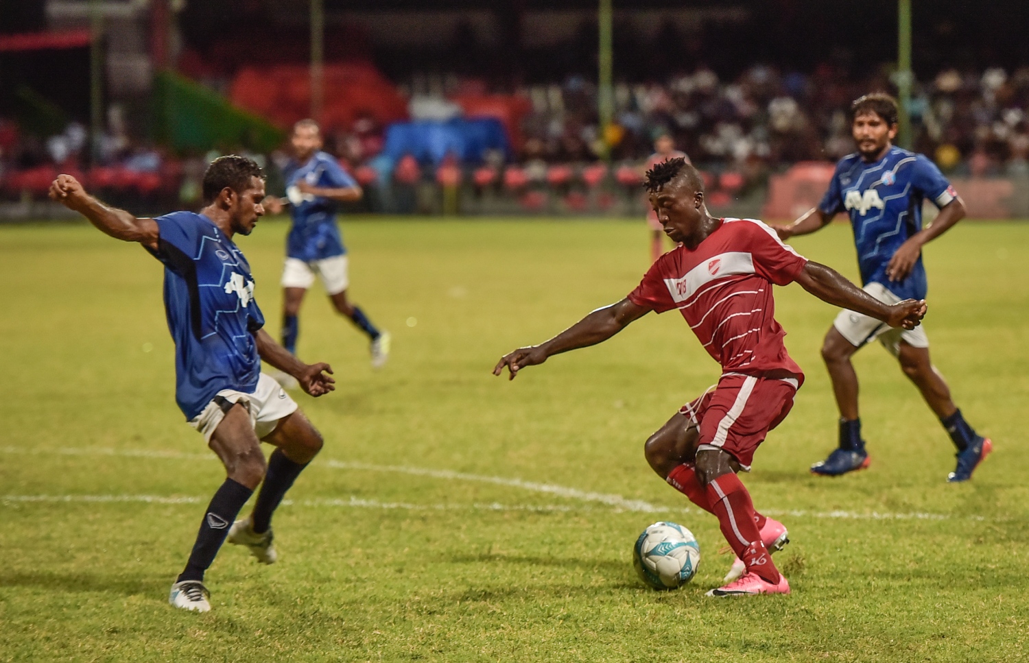 ކުޑަހުވަދޫގެ ކުޅުންތެރިއަކާއި ތިނަދޫގެ ކުޅުންތެރިއަކު ބޯޅައަށް މަސައްކަތްކުރަނީ. --ފޮޓޯ: ނިޝާން އަލީ/ މިހާރު