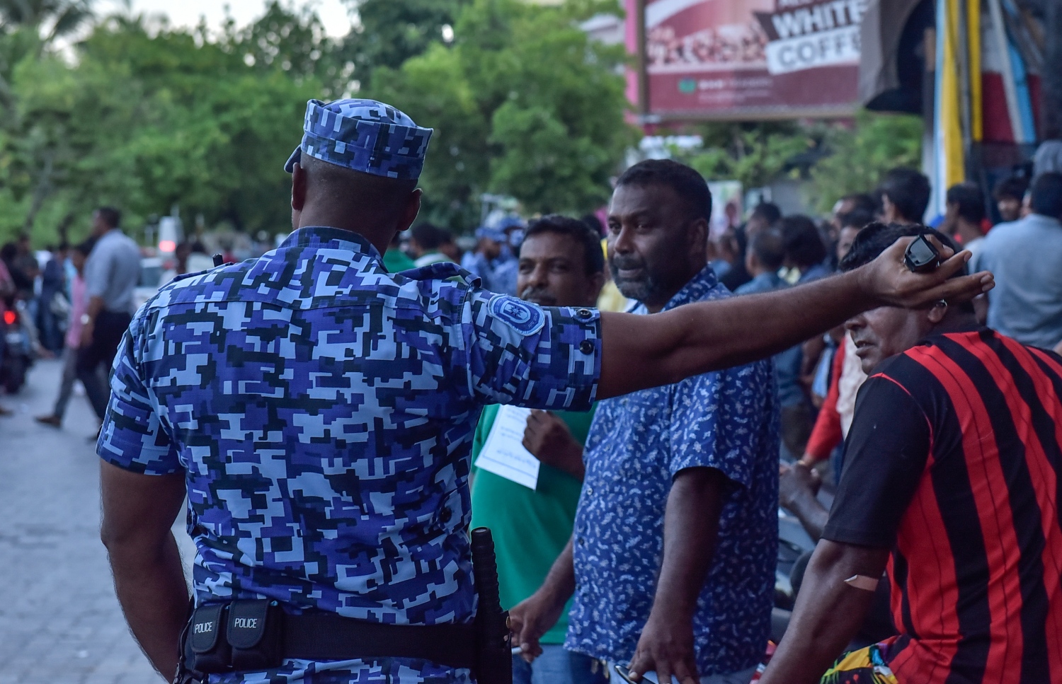 އެމްޑީޕީ ހަރުގެ ކައިރިއަށް އެއްވި ބަޔަކު ފޮނުވާލުމަށް ފުލުހުން މަސައްކަތް ކުރަނީ. - ފޮޓޯ: މިހާރު