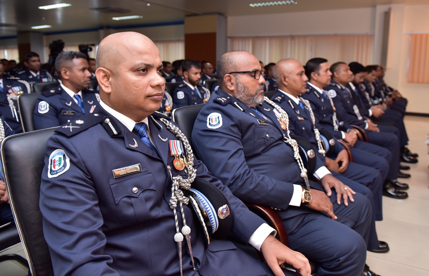 ޕޮލިސް މެމޯރިއަލް ޑޭ ގެ ޖަލްސާގައި ބައިވެރިވެވަޑައިގެންނެވި ބައެއް އޮފިސަރުން.---މިހާރު ފޮޓޯ: ހުސެއިން ވަހީދު