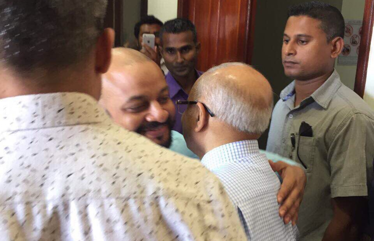 މައުމޫނާއި ދަރިކަލުން ފާރިސް ކްރިމިނަލް ކޯޓުގައި ދެންމެ ސަލާމް ކުރައްވަނީ.---ސޯޝަލް މީޑިއާ ފޮޓޯ