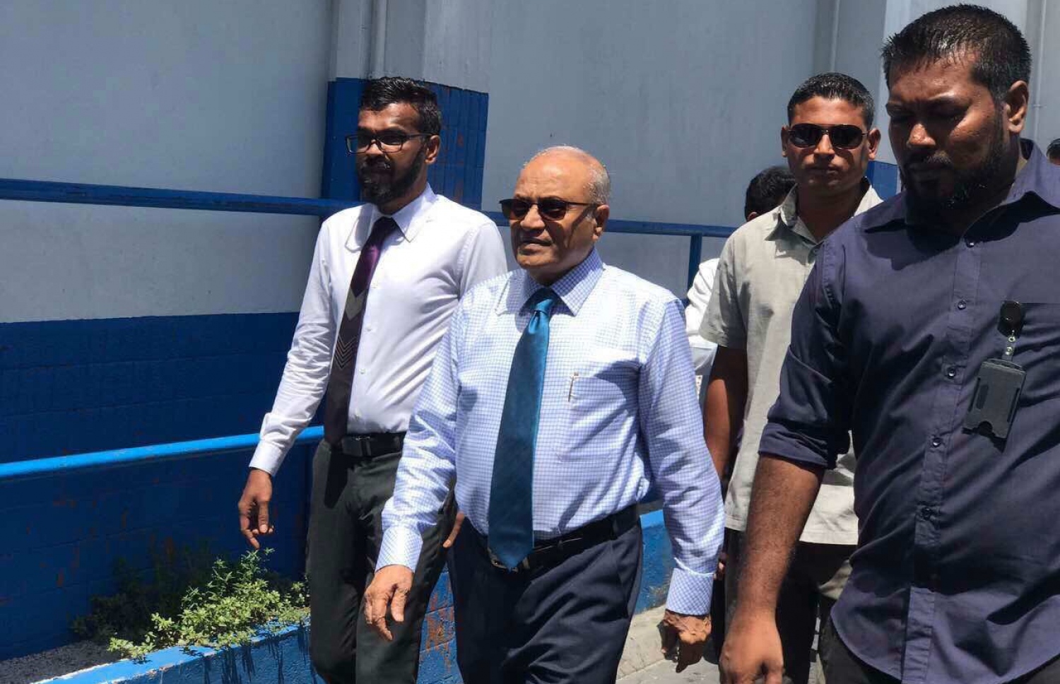 ކުރީގެ ރައީސް މައުމޫން، ދަރިކަލުން ފާރިސްގެ ޝަރީއަތަށް މިއަދު ކްރިމިނަލް ކޯޓަށް ވަޑައިގަންނަވަނީ.---ފޮޓޯ: ރާއްޖެޑޮޓްއެމްވީ