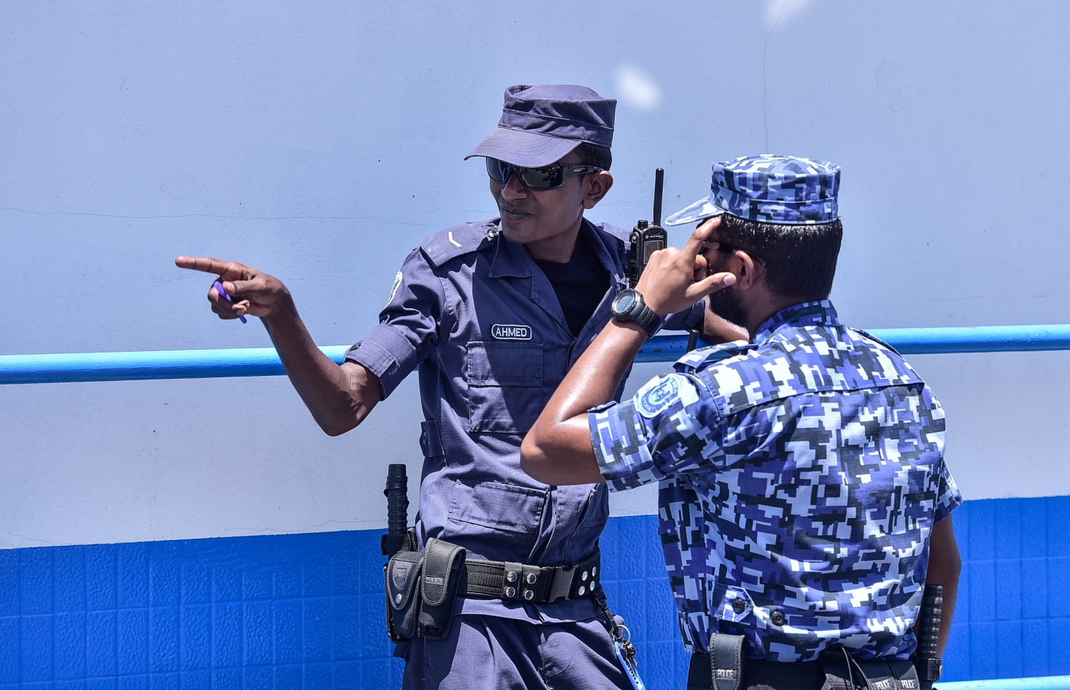 މާލެ: ޖުލައި 23، 2017- ރައްޔިތުންގެ މަޖިލީހުގެ ދިއްގަރު ދާއިރާގެ މެމްބަރު ފާރިސް މައުމޫން ޕީޕީއެމްގެ ދިދަ އާއި ލޯގޯ ގަވާއިދާ ޚިލާފަށް ބޭނުންކުރި ކަމަށް ބުނެ އޭނާގެ މައްޗަށް ކުރާ ދައުވާއާ ގުޅިގެން މިއަދު ކްރިމިނަލް ކޯޓުގައި އަޑުއެހުން ކުރިއަށް ގެންދިޔައިރު، ކޯޓުން ބޭރުގެ ސަލާމަތީ ކަންކަން ފުލުހުން ބަލަހައްޓަނީ.---މިހާރު ފޮޓޯ: ހުސެއިން ވަހީދު