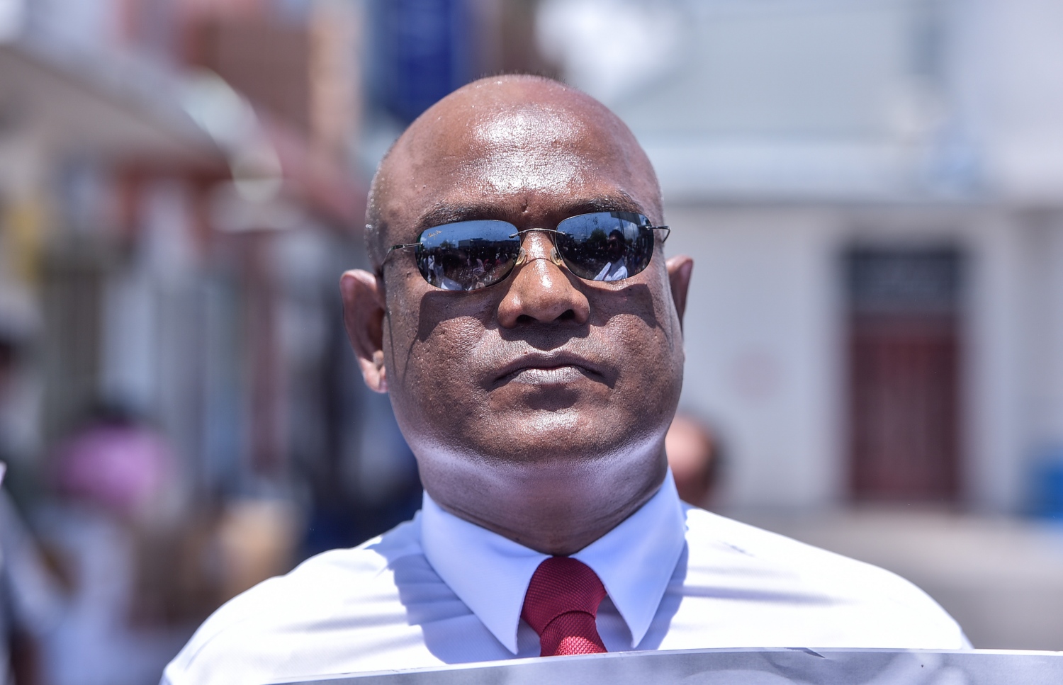 މާލެ: ޖުލައި 23، 2017- ރައްޔިތުންގެ މަޖިލީހުގެ ދިއްގަރު ދާއިރާގެ މެމްބަރު ފާރިސް މައުމޫން ޕީޕީއެމްގެ ދިދަ އާއި ލޯގޯ ގަވާއިދާ ޚިލާފަށް ބޭނުންކުރި ކަމަށް ބުނެ އޭނާގެ މައްޗަށް ކުރާ ދައުވާއާ ގުޅިގެން މިއަދު ކްރިމިނަލް ކޯޓުގައި އަޑުއެހުން ކުރިއަށް ގެންދިޔައިރު، ނޮޅިވަރަމް ދާއިރާގެ މެމްބަރު ހުސެއިން އަރީފް ކޯޓުން ބޭރުގައި މަޑުކޮށްލައްވައިގެން.---މިހާރު ފޮޓޯ: ހުސެއިން ވަހީދު