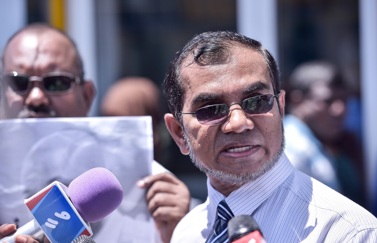 މާލެ: ޖުލައި 23، 2017- ރައްޔިތުންގެ މަޖިލީހުގެ ދިއްގަރު ދާއިރާގެ މެމްބަރު ފާރިސް މައުމޫން ޕީޕީއެމްގެ ދިދަ އާއި ލޯގޯ ގަވާއިދާ ޚިލާފަށް ބޭނުންކުރި ކަމަށް ބުނެ އޭނާގެ މައްޗަށް ކުރާ ދައުވާއާ ގުޅިގެން މިއަދު ކްރިމިނަލް ކޯޓުގައި އަޑުއެހުން ކުރިއަށް ގެންދިޔައިރު، ހިތަދޫ ދެކުނު ދާއިރާގެ އެމްޑީޕީގެ މެމްބަރު އިބްރާހިމް މުހައްމަދު ދީދީ މީޑިއާއާ ވާހަކަ ދައްކަވަނީ.---މިހާރު ފޮޓޯ: ހުސެއިން ވަހީދު