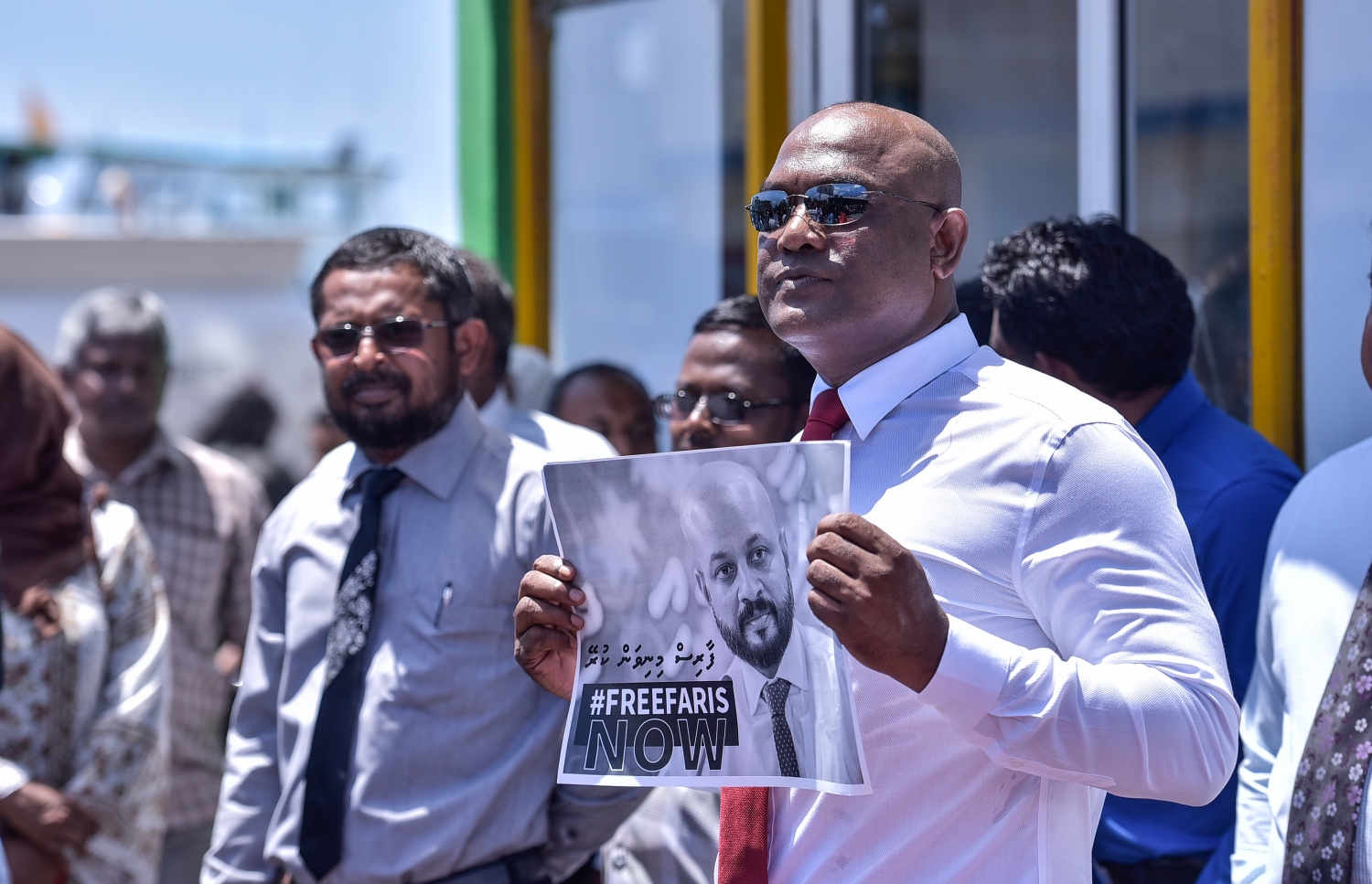 މާލެ: ޖުލައި 23، 2017- ރައްޔިތުންގެ މަޖިލީހުގެ ދިއްގަރު ދާއިރާގެ މެމްބަރު ފާރިސް މައުމޫން ޕީޕީއެމްގެ ދިދަ އާއި ލޯގޯ ގަވާއިދާ ޚިލާފަށް ބޭނުންކުރި ކަމަށް ބުނެ އޭނާގެ މައްޗަށް ކުރާ ދައުވާއާ ގުޅިގެން މިއަދު ކްރިމިނަލް ކޯޓުގައި އަޑުއެހުން ކުރިއަށް ގެންދިޔައިރު، ފާރިސް ދޫކޮށްލަން ގޮވާލައި ނޮޅިވަރަމް ދާއިރާގެ މެމްބަރު ހުސެއިން އަރީފް އަޑުއުފުލަނީ.---މިހާރު ފޮޓޯ: ހުސެއިން ވަހީދު