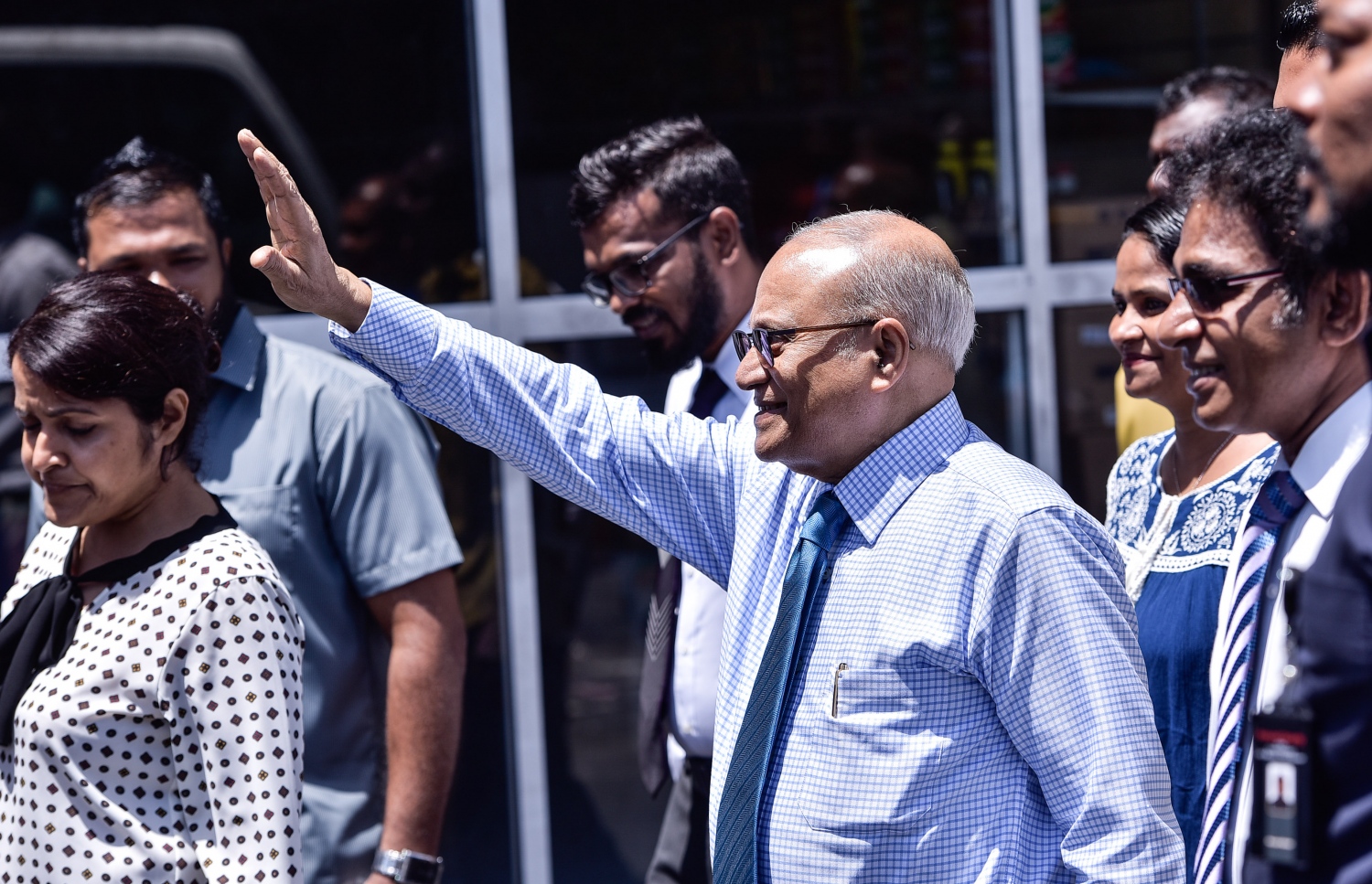 މާލެ: ޖުލައި 23، 2017- ރައްޔިތުންގެ މަޖިލީހުގެ ދިއްގަރު ދާއިރާގެ މެމްބަރު ފާރިސް މައުމޫން ޕީޕީއެމްގެ ދިދަ އާއި ލޯގޯ ގަވާއިދާ ޚިލާފަށް ބޭނުންކުރި ކަމަށް ބުނެ އޭނާގެ މައްޗަށް ކުރާ ދައުވާއާ ގުޅިގެން މިއަދު ކްރިމިނަލް ކޯޓުގައި ބޭއްވި އިބްތިދާއީ އަޑުއެހުމަށް ފާރިސްގެ ބައްޕާފުޅު އަދި ކުރީގެ ރައީސް މައުމޫން ކޯޓަށް ވަޑައިގަތުމަށް ފަހު، އެ ތަނަށް އެއްވި ސަޕޯޓަރުންނާ ސަލާމް ކުރައްވަނީ.---މިހާރު ފޮޓޯ: ހުސެއިން ވަހީދު