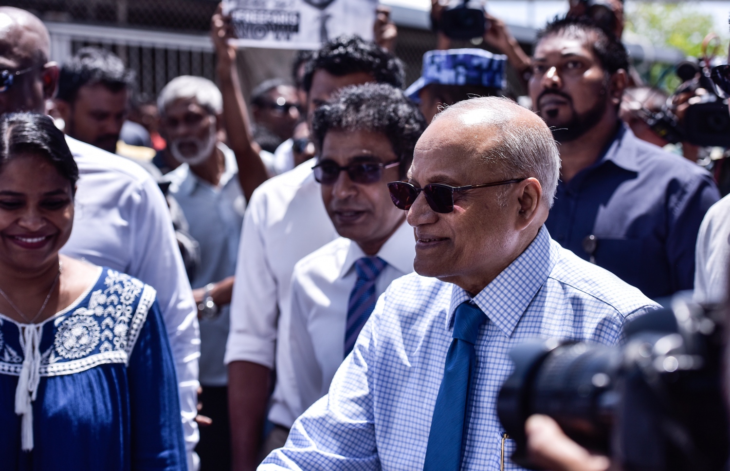 މާލެ: ޖުލައި 23، 2017- ރައްޔިތުންގެ މަޖިލީހުގެ ދިއްގަރު ދާއިރާގެ މެމްބަރު ފާރިސް މައުމޫން ޕީޕީއެމްގެ ދިދަ އާއި ލޯގޯ ގަވާއިދާ ޚިލާފަށް ބޭނުންކުރި ކަމަށް ބުނެ އޭނާގެ މައްޗަށް ކުރާ ދައުވާއާ ގުޅިގެން މިއަދު ކްރިމިނަލް ކޯޓުގައި ބޭއްވި އިބްތިދާއީ އަޑުއެހުމަށް ފާރިސްގެ ބައްޕާފުޅު އަދި ކުރީގެ ރައީސް މައުމޫން ކޯޓަށް ވަޑައިގަތުމަށް ފަހު، ސަޕޯޓަރުންނާ ސަލާމް ކުރައްވަނީ.---މިހާރު ފޮޓޯ: ހުސެއިން ވަހީދު