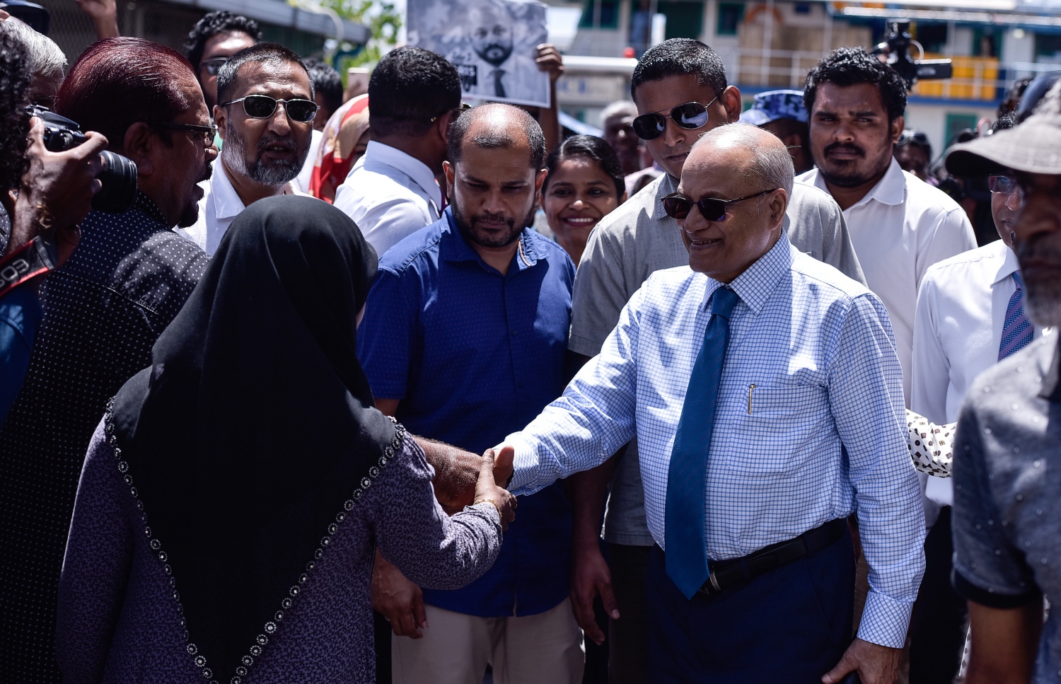 މާލެ: ޖުލައި 23، 2017- ރައްޔިތުންގެ މަޖިލީހުގެ ދިއްގަރު ދާއިރާގެ މެމްބަރު ފާރިސް މައުމޫން ޕީޕީއެމްގެ ދިދަ އާއި ލޯގޯ ގަވާއިދާ ޚިލާފަށް ބޭނުންކުރި ކަމަށް ބުނެ އޭނާގެ މައްޗަށް ކުރާ ދައުވާއާ ގުޅިގެން މިއަދު ކްރިމިނަލް ކޯޓުގައި ބޭއްވި އިބްތިދާއީ އަޑުއެހުމަށް ފާރިސްގެ ބައްޕާފުޅު އަދި ކުރީގެ ރައީސް މައުމޫން ކޯޓަށް ވަޑައިގަތުމަށް ފަހު، ސަޕޯޓަރުންނާ ސަލާމް ކުރައްވަނީ.---މިހާރު ފޮޓޯ: ހުސެއިން ވަހީދު