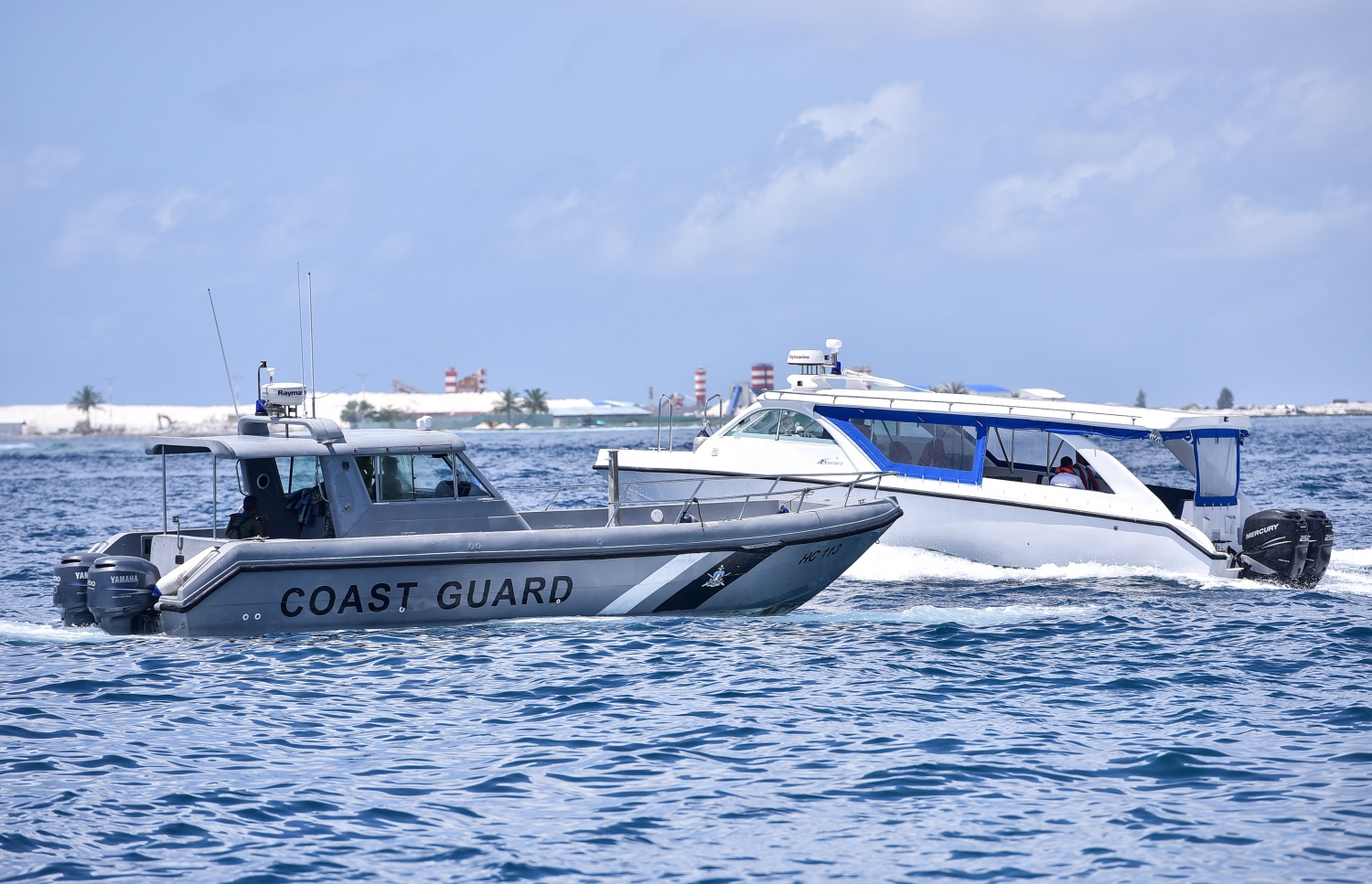 މާލެ: ޖުލައި 23، 2017- ރައްޔިތުންގެ މަޖިލީހުގެ ދިއްގަރު ދާއިރާގެ މެމްބަރު ފާރިސް މައުމޫން ޕީޕީއެމްގެ ދިދަ އާއި ލޯގޯ ގަވާއިދާ ޚިލާފަށް ބޭނުންކުރި ކަމަށް ބުނެ އޭނާގެ މައްޗަށް ކުރާ ދައުވާއާ ގުޅިގެން މިއަދު ކްރިމިނަލް ކޯޓުގައި ބޭއްވި އިބްތިދާއީ އަޑުއެހުމަށް ފަހު ފުލުހުންގެ ލޯންޗެއްގައި އޭނާ ދޫނިދު އަށް ގެންދަނީ.---މިހާރު ފޮޓޯ: ހުސެއިން ވަހީދު