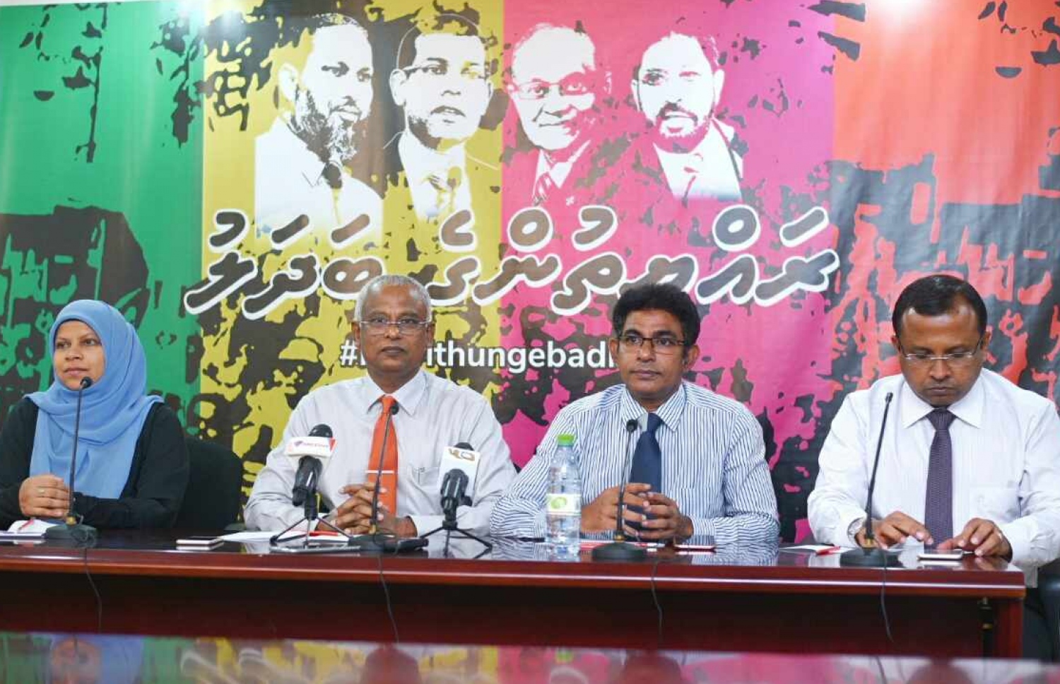 އިިދިކޮޅު ފަރާތްތަކުން މިއަދު ބޭއްވި ނިއުސް ކޮންފަރެެންސްގެ ތެރެއިން.---މިހާރު ފޮޓޯ: ހުސެއިން ވަހީދު
