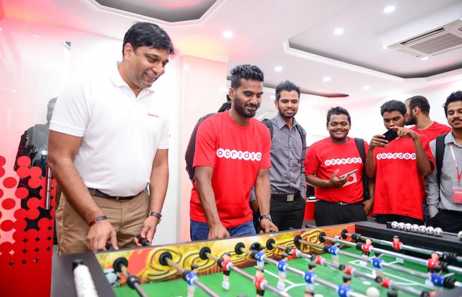 ވިކްރަމް ރާއްޖޭގެ މަޝްހޫރު ފުޓްބޯޅަ ކުޅުންތެރިޔާ އަލީ އަޝްފާގު (ދަގަނޑޭ)އާ އެކު ގާލަންޑޯ މެޗެއް ކުޅުއްވަނީ. ފޮޓޯ: އުރީދޫ