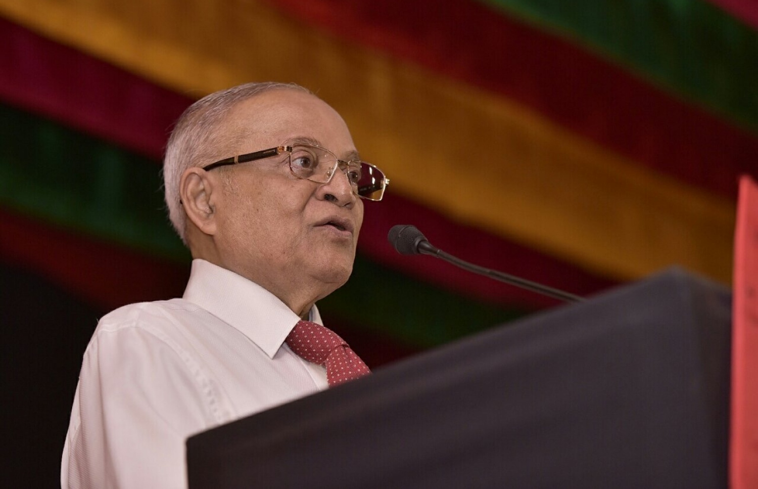 އިދިކޮޅު ފަރާތްތަކުން ކުނޫޒްގައި ބޭއްވި ޖަލްސާގައި ކުރީގެ ރައީސް މައުމޫން ވާހަކަފުޅު ދައްކަވަނީ.---މިހާރު ފޮޓޯ: ހުސެއިން ވަހީދު