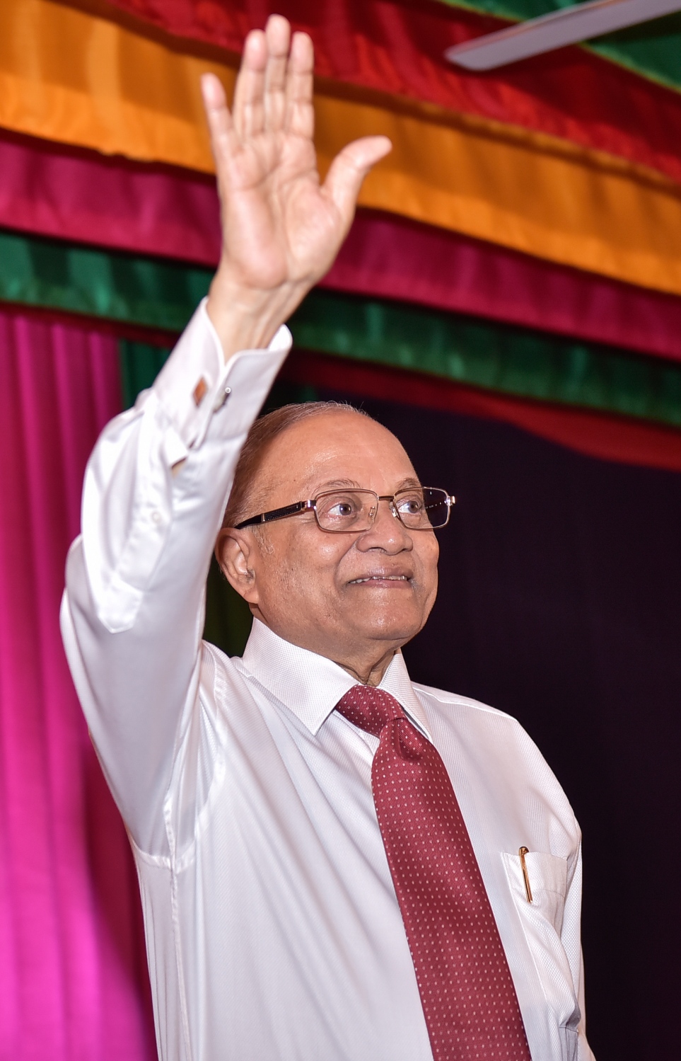 ޖުލައި 23، 2017- އިދިކޮޅު ފަރާތްތަކުން ޖުމްހޫރީ ޕާޓީގެ ހަރުގެ މ. ކުނޫޒްގައި ބޭއްވި ޖަލްސާގައި ކުރީގެ ރައީސް މައުމޫން އަބްދުލް ގައްޔޫމް ބައެއް ބޭފުޅުންނާ ސަލާމް ކުރައްވަނީ.---މިހާރު ފޮޓޯ: ހުސެއިން ވަހީދު