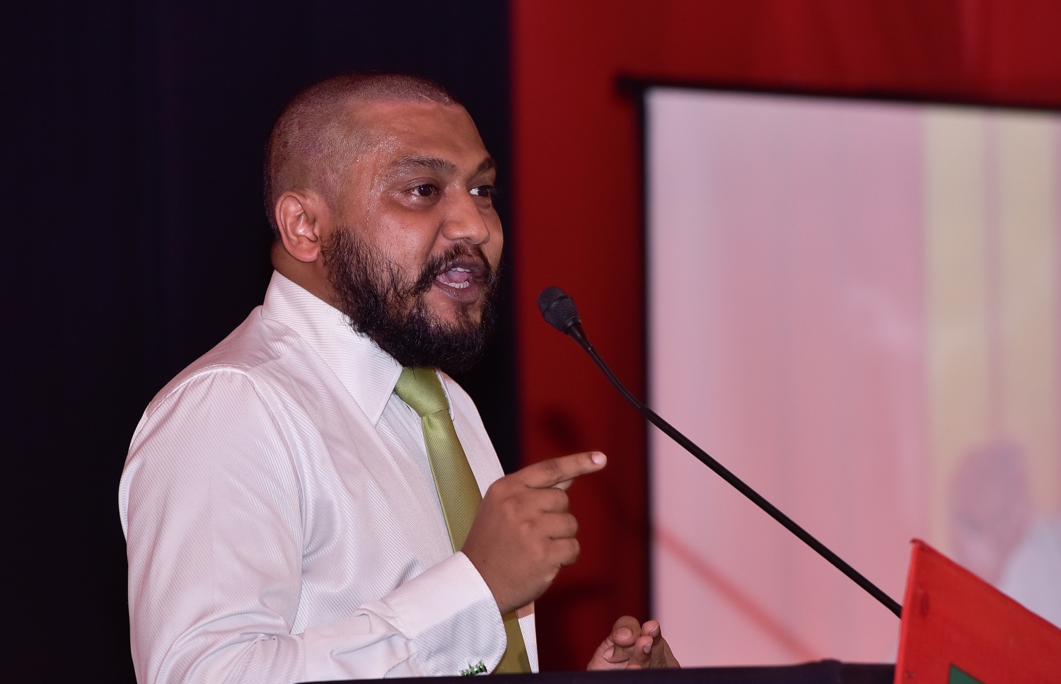 ޖުލައި 23، 2017- އިދިކޮޅު ފަރާތްތަކުން ޖުމްހޫރީ ޕާޓީގެ ހަރުގެ މ. ކުނޫޒްގައި ބޭއްވި ޖަލްސާގައި އަދާލަތު ޕާޓީގެ ނައިބު ރައީސް އަލީ ޒާހިރު ވާހަކަ ދައްކަވަނީ.---މިހާރު ފޮޓޯ: ހުސެއިން ވަހީދު