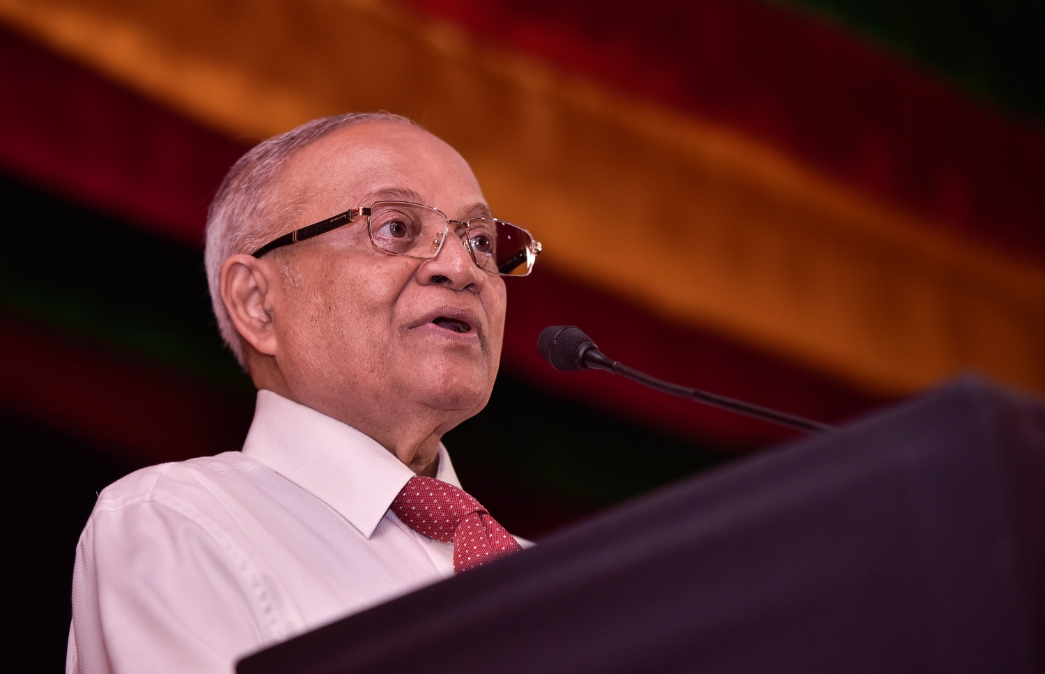 ޖުލައި 23، 2017- އިދިކޮޅު ފަރާތްތަކުން ޖުމްހޫރީ ޕާޓީގެ ހަރުގެ މ. ކުނޫޒްގައި ބޭއްވި ޖަލްސާގައި ކުރީގެ ރައީސް މައުމޫން ވާހަކަފުޅު ދައްކަވަނީ: ކޮއްކޯފުޅު ރައީސް ޔާމީނަށް ވެރިކަން ހޯއްދަވައި ދެއްވުނީތީ ރައްޔިތުންގެ ކިބައިން މައުމޫން މާފަށް އެދިވަޑައިގެންނެވި.---މިހާރު ފޮޓޯ: ހުސެއިން ވަހީދު