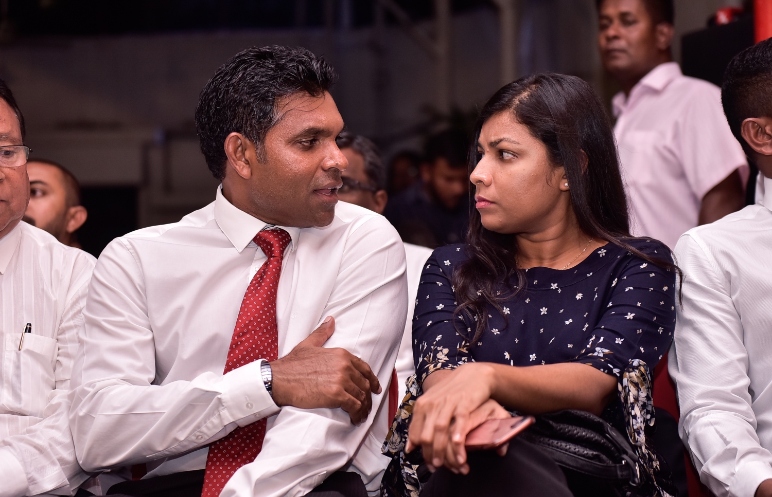 ޖުލައި 23، 2017- އިދިކޮޅު ފަރާތްތަކުން ޖުމްހޫރީ ޕާޓީގެ ހަރުގެ މ. ކުނޫޒްގައި ބޭއްވި ޖަލްސާގައި މެމްބަރު ފައިސަލް ނަސީމް (ވ) އަދި މެމްބަރު ރޮޒެއިނާ އާދަމް ވާހަކަ ދައްކަވަނީ.---މިހާރު ފޮޓޯ: ހުސެއިން ވަހީދު