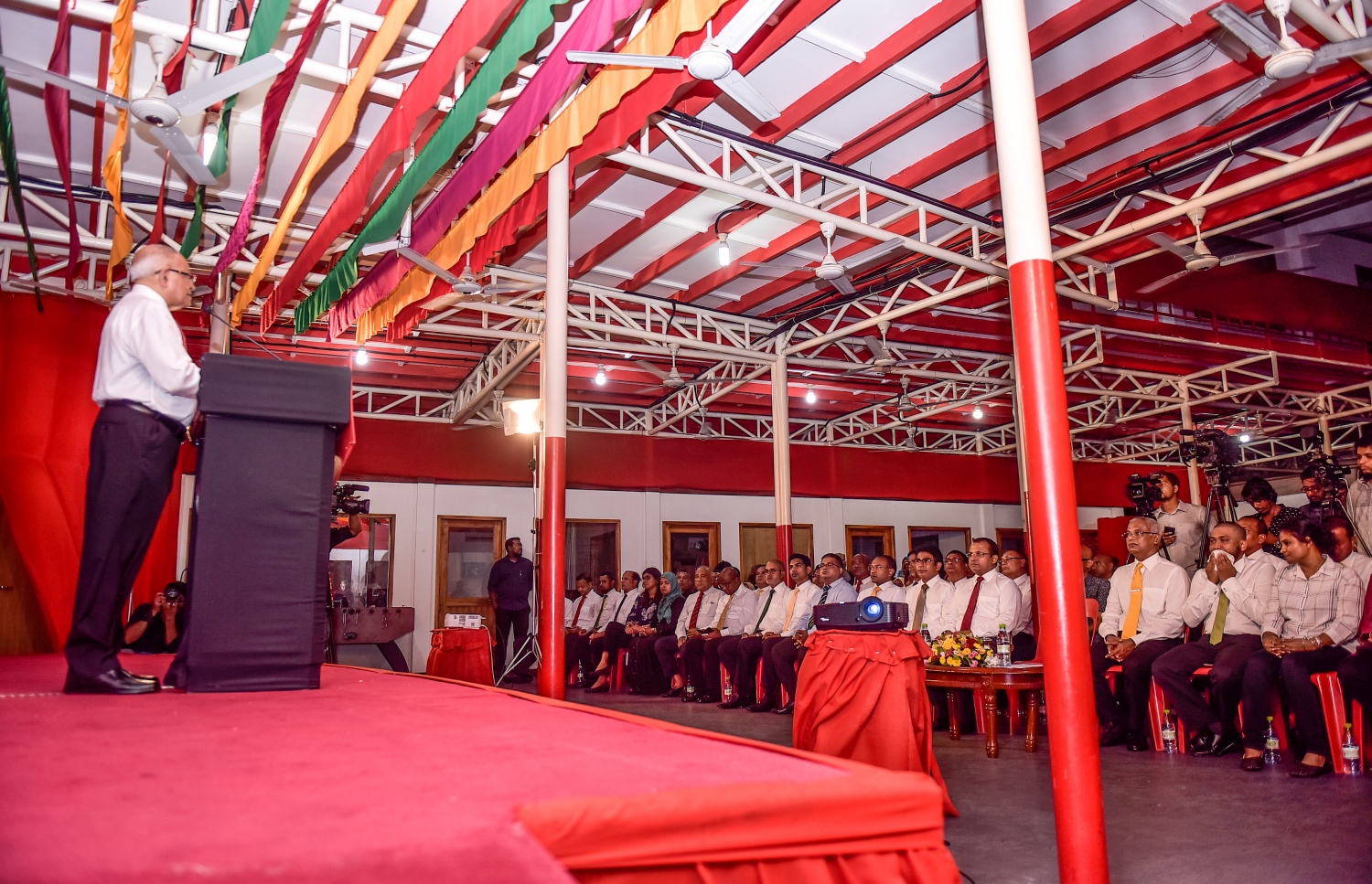 ޖުލައި 23، 2017- އިދިކޮޅު ފަރާތްތަކުން ޖުމްހޫރީ ޕާޓީގެ ހަރުގެ މ. ކުނޫޒްގައި ބޭއްވި ޖަލްސާގައި ކުރީގެ ރައީސް މައުމޫން ވާހަކަފުޅު ދައްކަވަނީ: ކޮއްކޯފުޅު ރައީސް ޔާމީނަށް ވެރިކަން ހޯއްދަވައި ދެއްވުނީތީ ރައްޔިތުންގެ ކިބައިން މައުމޫން މާފަށް އެދިވަޑައިގެންނެވި.---މިހާރު ފޮޓޯ: ހުސެއިން ވަހީދު