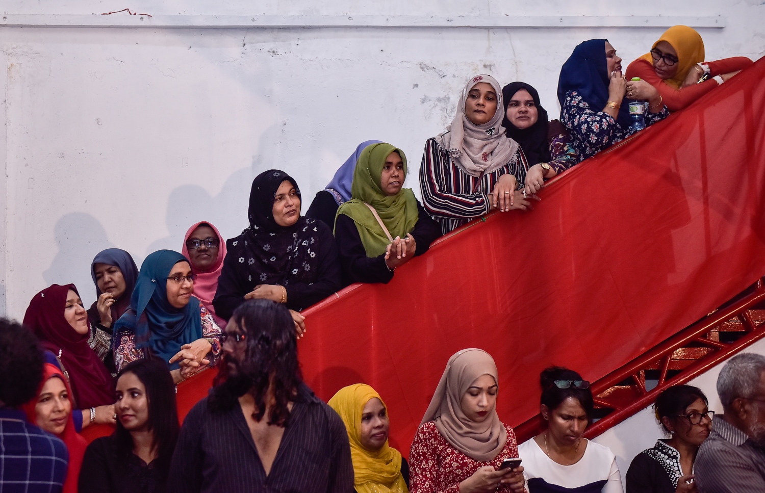 ޖުލައި 23، 2017- ޖުމްހޫރީ ޕާޓީގެ ހަރުގެ މ. ކުނޫޒްގައި ބޭއްވި އިދިކޮޅު އިއްތިހާދުގެ ޖަލްސާ ފުރިގެން ބައެއް މީހުން ކޮއްޅަށް: މި ޖަލްސާ އަށް ގިނަ ބަޔަކު ހާޒިރުވި.---މިހާރު ފޮޓޯ: ހުސެއިން ވަހީދު