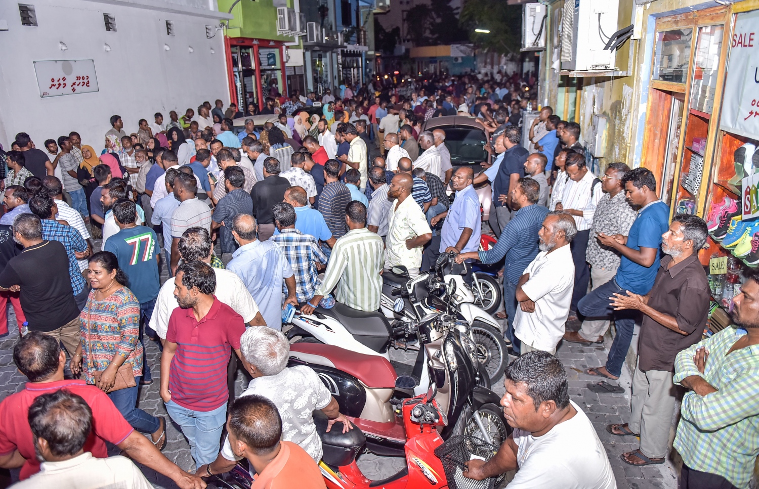 ޖުލައި 23، 2017- އިދިކޮޅު ފަރާތްތަކުން މ. ކުނޫޒްގައި ބޭއްވި ޖަލްސާ އަށް ދިޔަ މީހުން ގިނަވެ، އެތައް ބަޔަކު މަގުމަތީގައި.---މިހާރު ފޮޓޯ: ހުސެއިން ވަހީދު