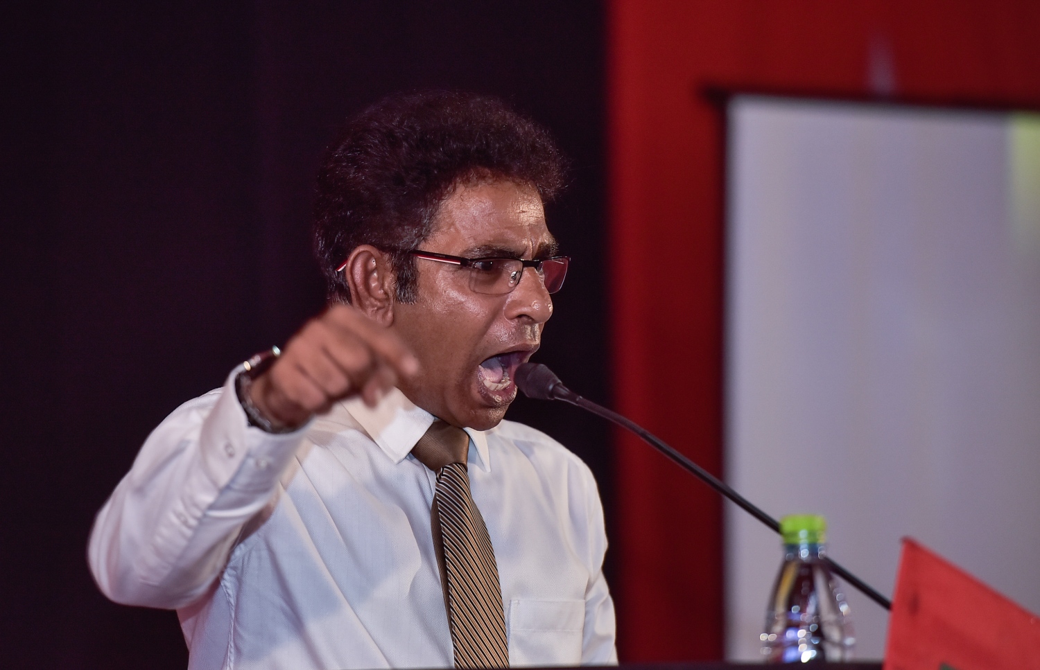 ޖުލައި 23، 2017- އިދިކޮޅު ފަރާތްތަކުން މ. ކުނޫޒްގައި ބޭއްވި ޖަލްސާގައި ތުލުސްދޫ ދާއިރާގެ ކުރީގެ މެމްބަރު މުހައްމަދު ވަހީދު (ލޯޔަރު ވައްޑެ) ވާހަކަ ދައްކަވަނީ.---މިހާރު ފޮޓޯ: ހުސެއިން ވަހީދު