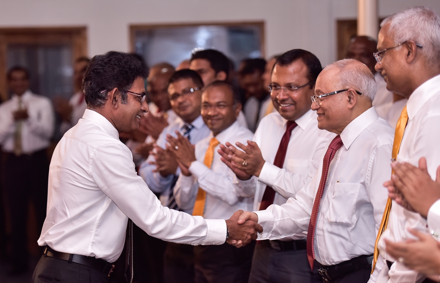 ޖުލައި 23، 2017- އިދިކޮޅު ފަރާތްތަކުން މ. ކުނޫޒްގައި ބޭއްވި ޖަލްސާގައި ކުރީގެ ރައީސް މައުމޫނާއި ތުލުސްދޫ ދާއިރާގެ ކުރީގެ މެމްބަރު މުހައްމަދު ވަހީދު (ލޯޔަރު ވައްޑެ) ސަލާމް ކުރައްވަނީ.---މިހާރު ފޮޓޯ: ހުސެއިން ވަހީދު