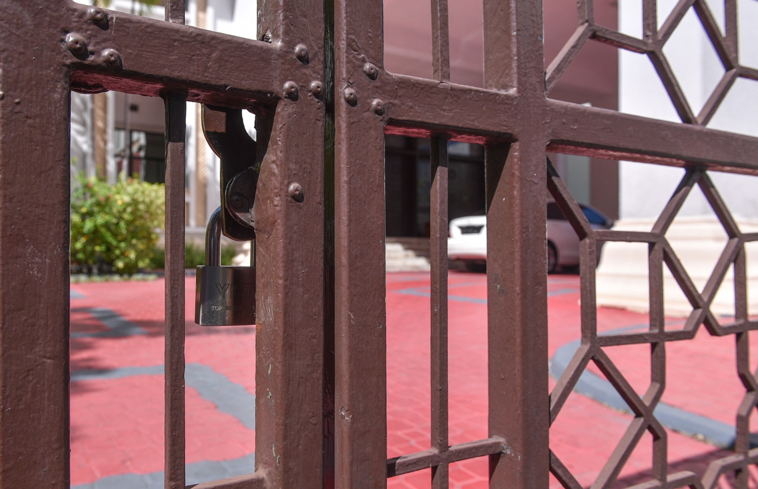 މަޖިލީހުގެ އިދާރާގެ މައި ގޭޓްގައި މިދިޔަ ހޯމަ ދުވަހު ތަޅު އަޅުވާފައި: މި ބާރު ސިފައިންނަށް ނޯންނާނެ ކަމަށް ބައެއް ވަކީލުން ވިދާޅުވޭ -- ފޮޓޯ: ހުސެއިން ވަހީދު/ މިހާރު