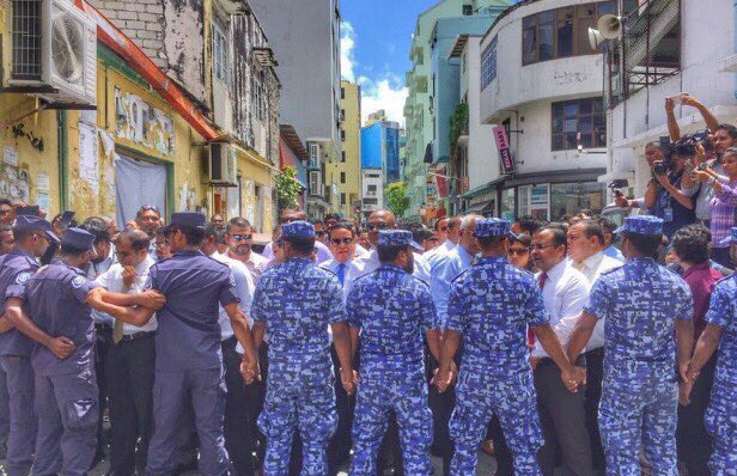 މަޖިލިހުގެ އިދާރާ އަށް ވަޑައިނުގެންނެވޭ ގޮތަށް ކުނޫޒު ދޮށުގައި ފުލުހުން މެމްބަރުން ހިފަހައްޓައިގެން .---މިހާރު ފޮޓޯ