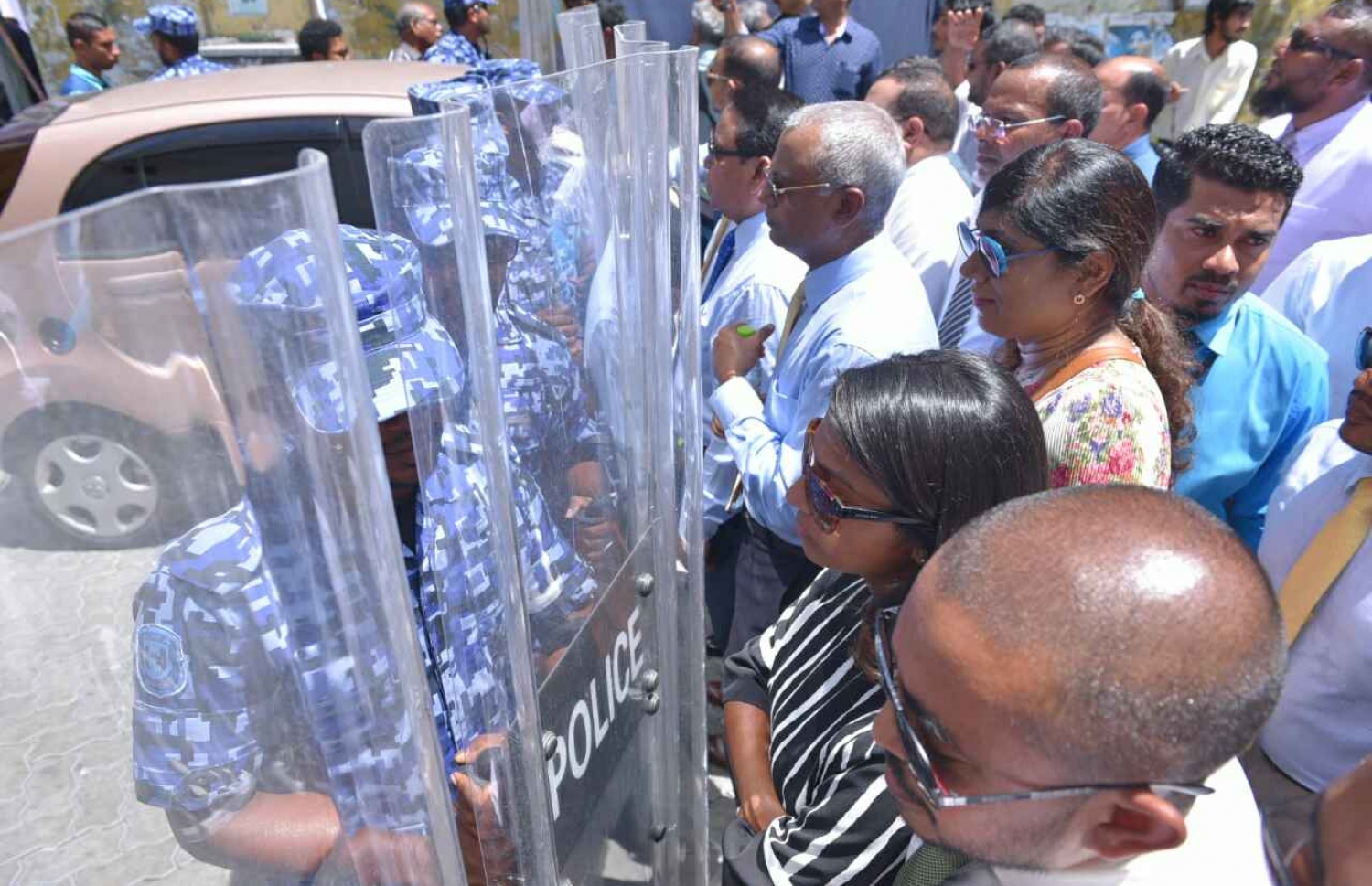 އިދިކޮޅު މެމްބަރުން މަޖިލީހުގެ އިދާރާ ދޮށަށް ދާން އުޅުމުން، އެ މެމްބަރުންނަށް އެއްވެސް ތަނަކަށް ނުދެވޭނެ ގޮތަށް ފަނޑިޔާރު މަގުގައި ފުލުހުން ހިފަހައްޓާފައި --ފޮޓޯ: ހުސައިން ވަހީދު/މިހާރު