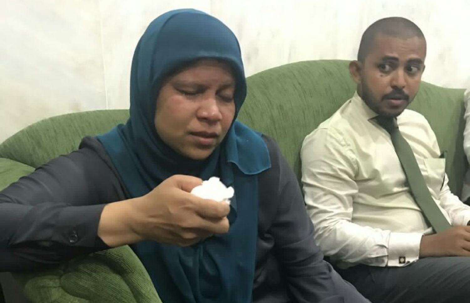 މެމްބަރު އަނާރާ އާއި މަޑުއްވަރި ދާއިރާގެ ކުރީގެ މެމްބަރު އަމީތު މަޖިލިހުގެ އިދާރާގައި: މަޖިލިހަށް ވަޑައިގަންނަވަން އުޅުއްވުމުގެ ތެރޭގައި އަނާރާ އަށް ވެސް އަނިޔާވި.