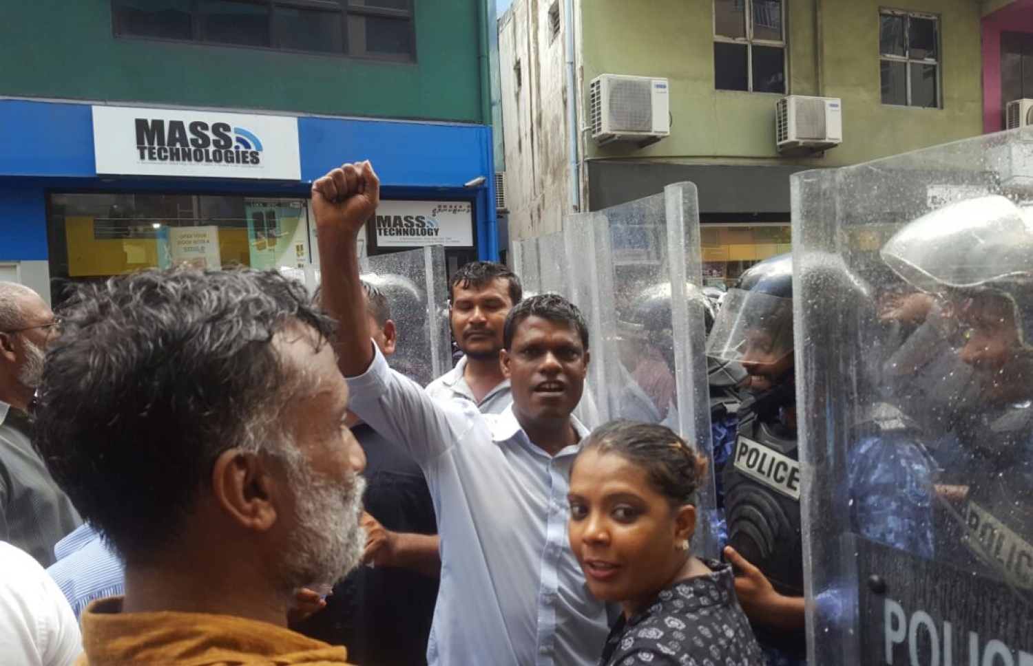 ޔާމީންގެ ވެރިކަމުގައި މާލޭ މަގުމަތީ ކުރި މުޒާހަރާއަކަށް ފުލުހުން ހުރަސް އަޅަނީ---ފޮޓޯ: މިހާރު