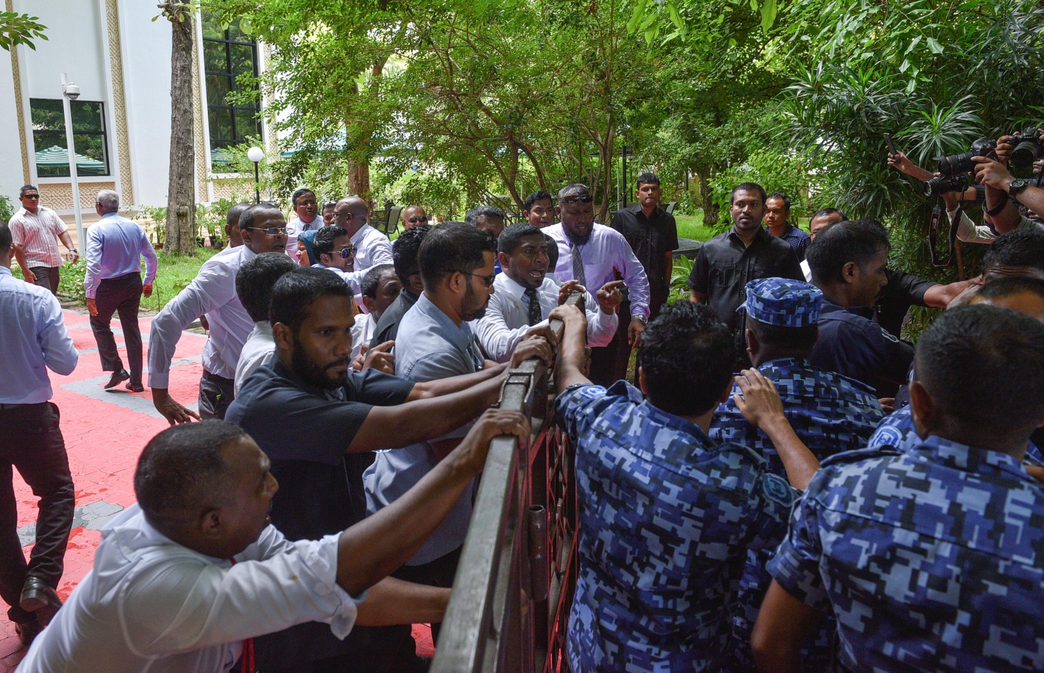 މަޖިލީހު މެމްބަރުން އިއްޔެ އެ އިދާރާއަށް ވަނުމަށް ފުލުހުން ހުރަސް އަޅަނީ-- ފޮޓޯ: ހުސެން ވަހީދު/ މިހާރު