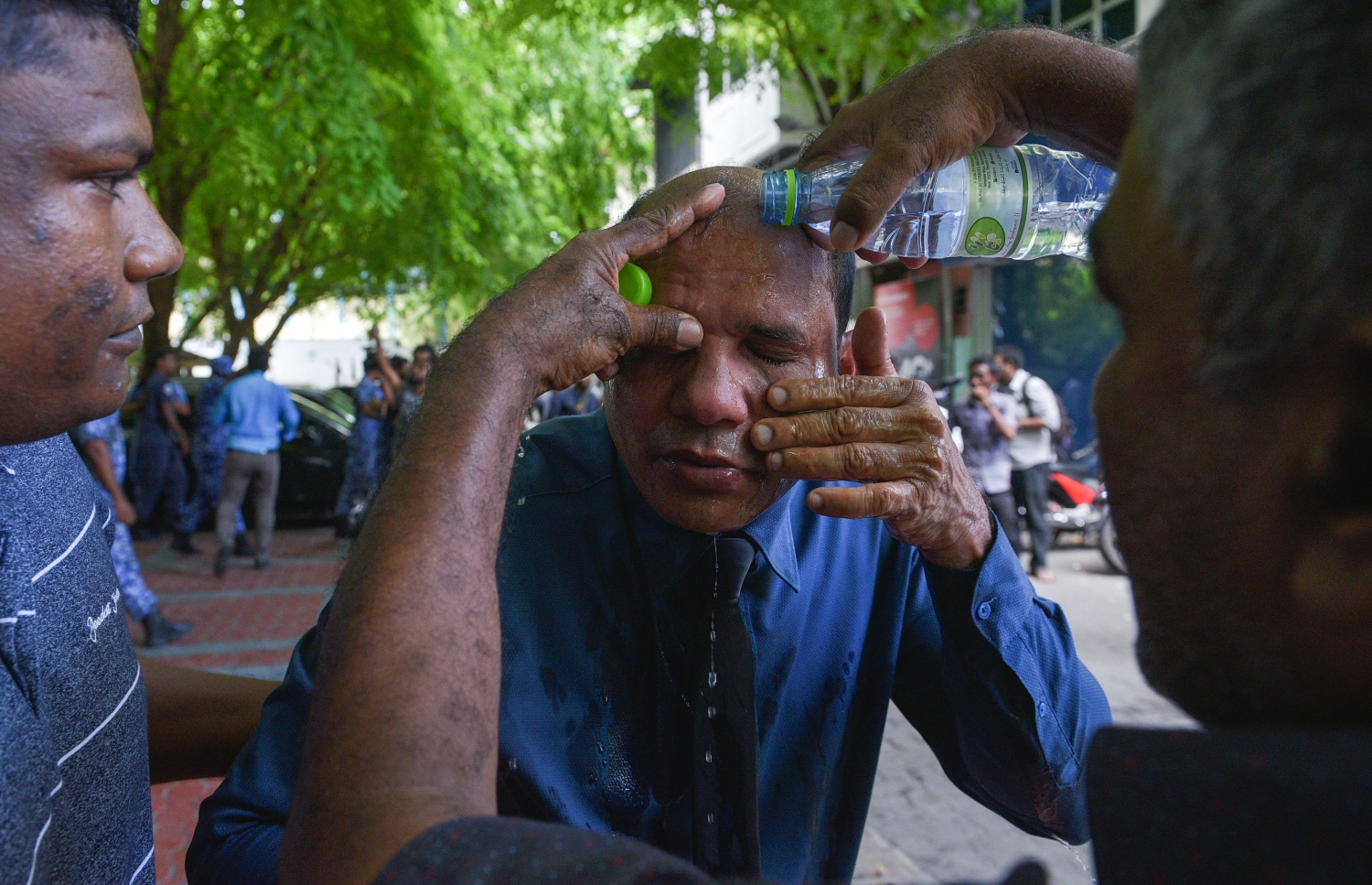 މަޖިލިހުގެ އިދާރާ އަށް އިދިކޮޅު މެމްބަރުން މިއަދު ވަދެވަޑައިގަންނަވަން އުޅުއްވުމުގެ ތެރޭގައި ދިއްދޫ ދާއިރާގެ މެމްބަރު އަބްދުއްލަތީފް މުހައްމަދުގެ މޫނަށް ޕެޕާ ސްޕްރޭ ޖެހުމުން އޭނާ އަށް އާންމުންގެ ބަޔަކު އެހީތެރިވަނީ.---މިހާރު ފޮޓޯ: ހުސެއިން ވަހީދު