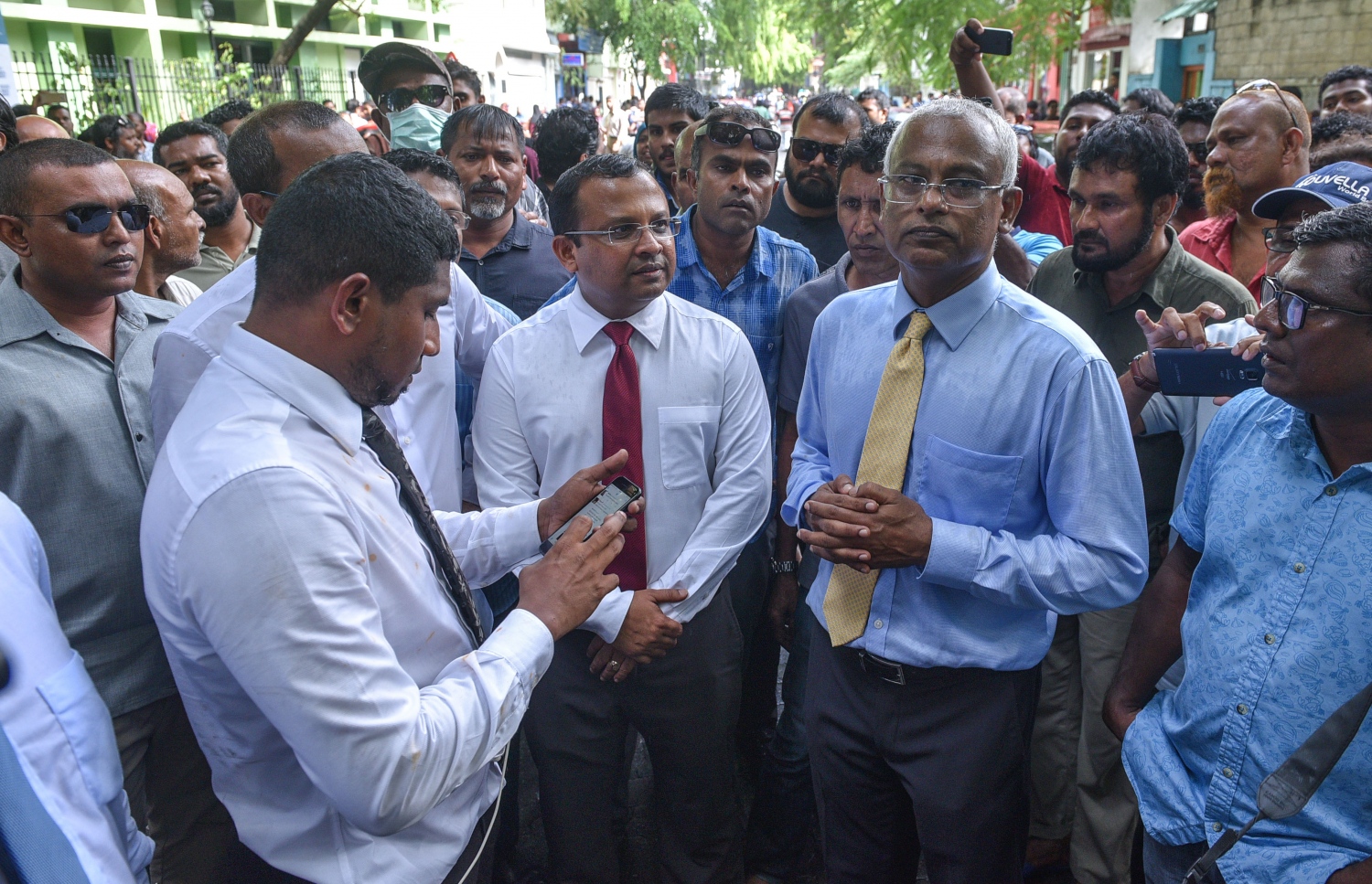 ރައްޔިތުންގެ މަޖިލީހުގައި ހިމެނޭ ބައެއް އިދިކޮޅު މެމްބަރުން، މަޖިލިސް ކައިރީގައި. ---މިހާރު ފޮޓޯ: ހުސެއިން ވަހީދު