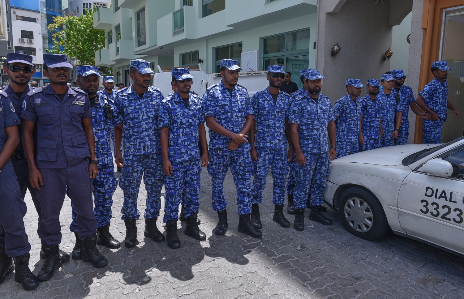 މިދިޔަ ހޯމަ ދުވަހު ރައްޔިތުންގެ މަޖިލިހުގެ އިދާރާ އަށް ވަޑައިގަންނަވަން އުޅުއްވި އިދިކޮޅު މެމްބަރުންނަށް ހުރަސް އެޅުމަށް ފުލުހުން އެތުރިގެން.---މިހާރު ފޮޓޯ: ހުސެއިން ވަހީދު