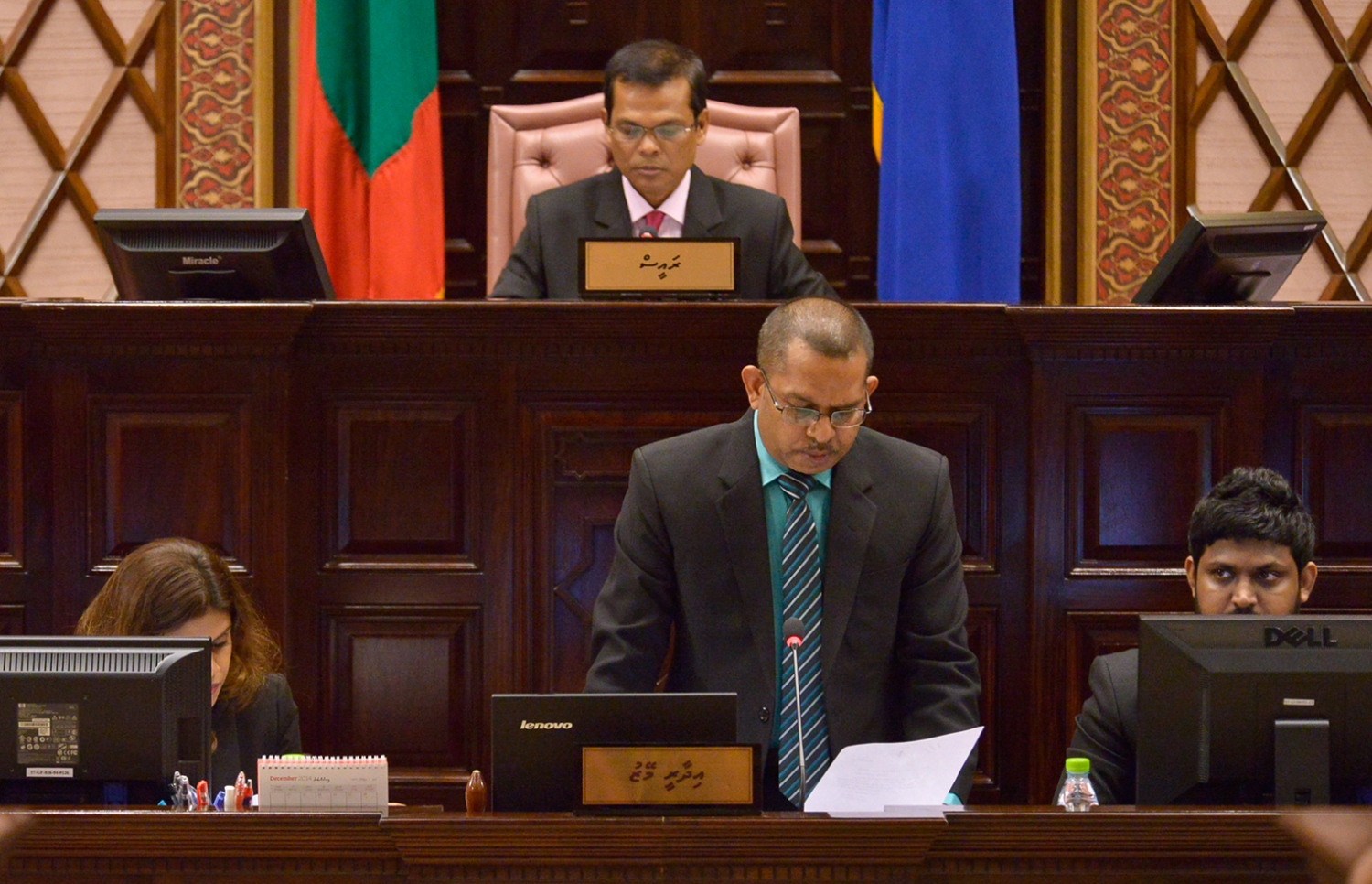 ރައްޔިތުންގެ މަޖިލިހުގެ އަމީން އާންމު އަހުމަދު މަޖިލިހުގައި ބަޔާނެއް އިއްވަނީ: އިދިކޮޅު ހަ މެމްބަރެއްގެ ގޮނޑި ގެއްލުނު މައްސަލާގައި އަމީން އާންމު ޖަވާބުދާރީ ނުވާ ކަމަށް ދިއްދޫ ދާއިރާގެ މެމްބަރު ލަތީފް ވިދާޅުވޭ.---ފައިލް ފޮޓޯ: މަޖިލިސް