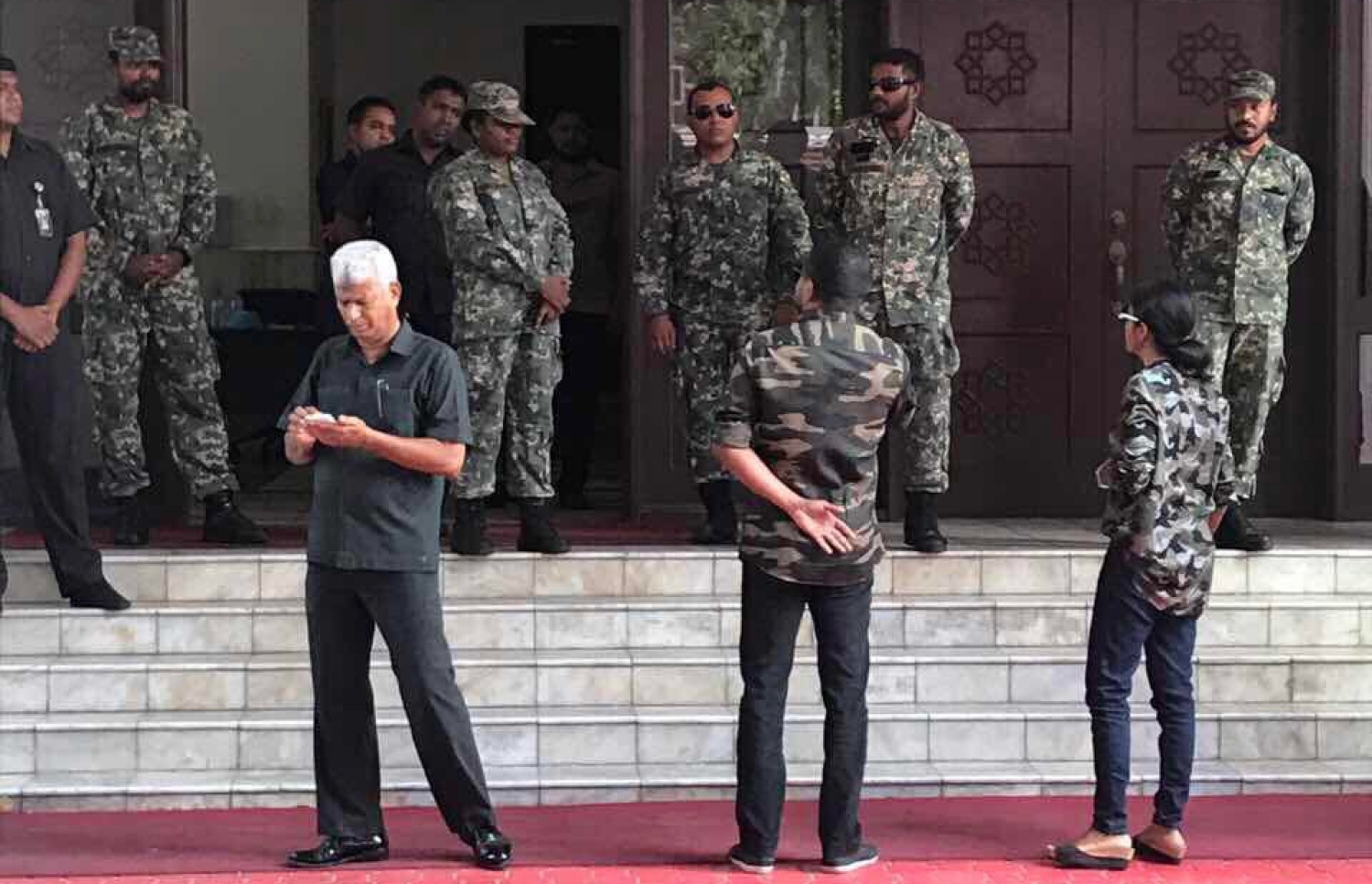 މަޖިލިހަށް މެމްބަރުންތަކެއް ވެންނެވުމަށް މަސައްކަތް ކުރުމުން ސިފައިން ހުރަސް އަޅާފައި.