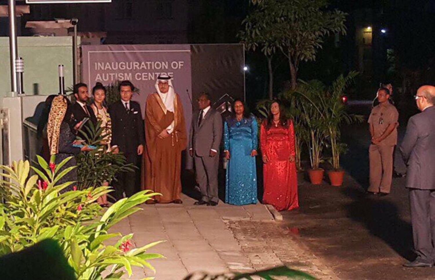 އޯޓިޒަމް ސެންޓަރު ހުޅުވުމުގެ ރަސްމިއްޔާތުގައި ސައުދީ ސަފީރު ބަދުރު (މެދުގައި) އާއި ރައީސް ވަހީދާއި އިލްހާމް ބައިވެރިވެ ވަޑައިގަންނަވަނީ