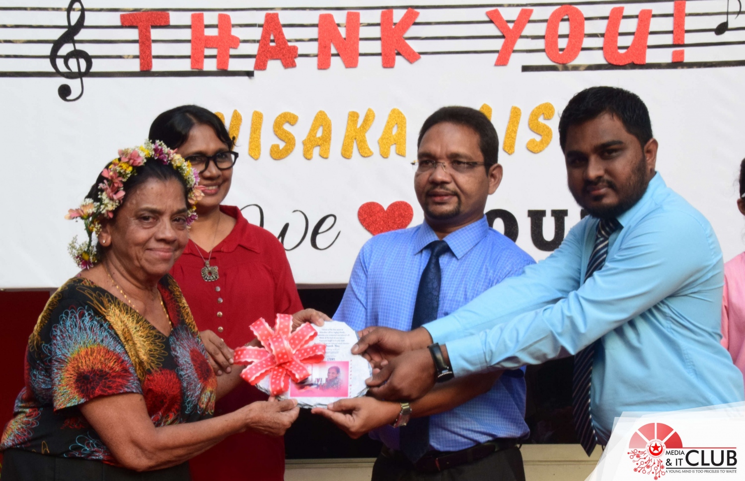 ވިސާކާ މިސް ކޮށްދެއްވި ހިދުމަތް ފާހަގަކޮށް އިސްކަންދަރު ސްކޫލުގެ ބައެއް އިސްވެރިން އޭނާއަށް ހަދިޔާއެއް ދެއްވަނީ-- ފޮޓޯ: އިސްކަންދަރު ސްކޫލު