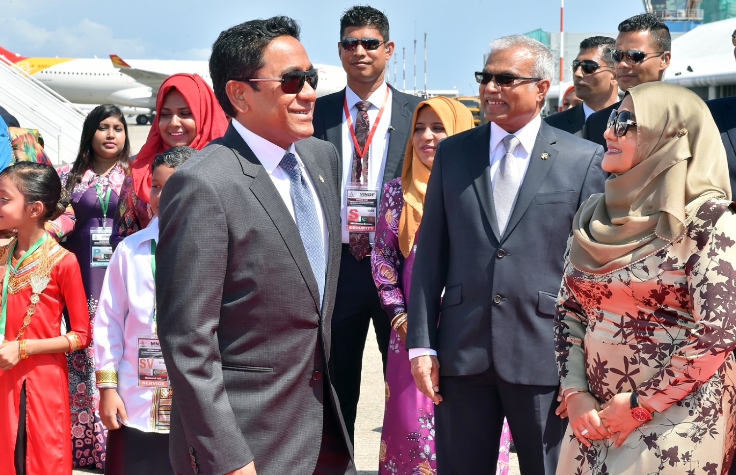 މާލެ: 25، ޖުލައި 2017: މި އަހަރުގެ މިނިވަންދުވަހުގެ ރަސްމިއްޔާތު ޝަރަފްވެރިކޮށްދެއްވުމަށް ޕާކިސްތާންގެ ބޮޑުވަޒީރު ނަވާޒް ޝަރީފް ރާއްޖެ ވަޑައިގަތުމުން ރައީސް ޔާމީންގެ ދެކަނބަލުން މަރުހަބާ ދަންނަވަނީ.-- ފޮޓޯ: ރައީސް އޮފީސް