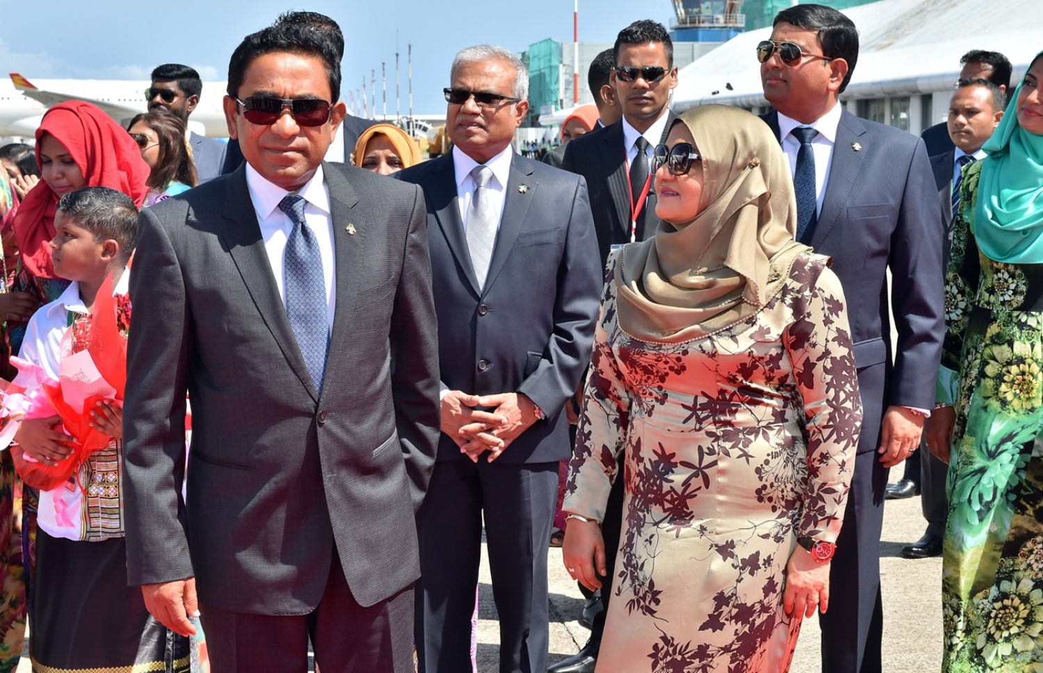 މާލެ: 25، ޖުލައި 2017: މި އަހަރުގެ މިނިވަންދުވަހުގެ ރަސްމިއްޔާތު ޝަރަފްވެރިކޮށްދެއްވުމަށް ޕާކިސްތާންގެ ބޮޑުވަޒީރު ނަވާޒް ޝަރީފް ރާއްޖެ ވަޑައިގަތުމުން ރައީސް ޔާމީންގެ ދެކަނބަލުން މަރުހަބާ ދަންނަވަނީ.-- ފޮޓޯ: ރައީސް އޮފީސް