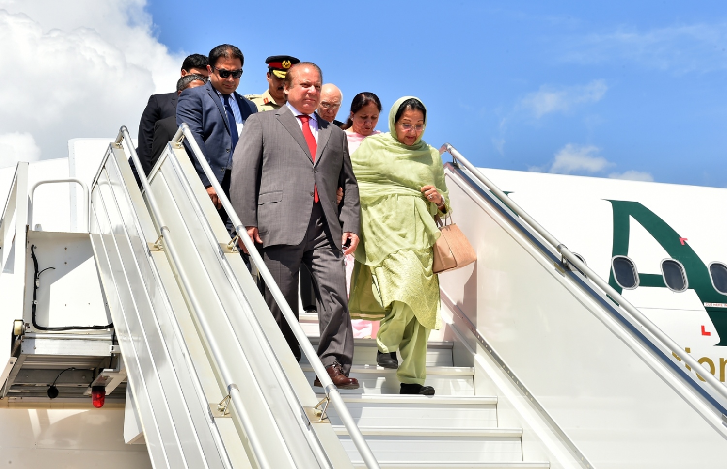 މާލެ: 25، ޖުލައި 2017: މި އަހަރުގެ މިނިވަންދުވަހުގެ ރަސްމިއްޔާތު ޝަރަފްވެރިކޮށްދެއްވުމަށް ޕާކިސްތާންގެ ބޮޑުވަޒީރު ނަވާޒް ޝަރީފް ފްލައިޓުން ފައިބާވަޑައިގަންނަވަނީ.-- ފޮޓޯ: ރައީސް އޮފީސް