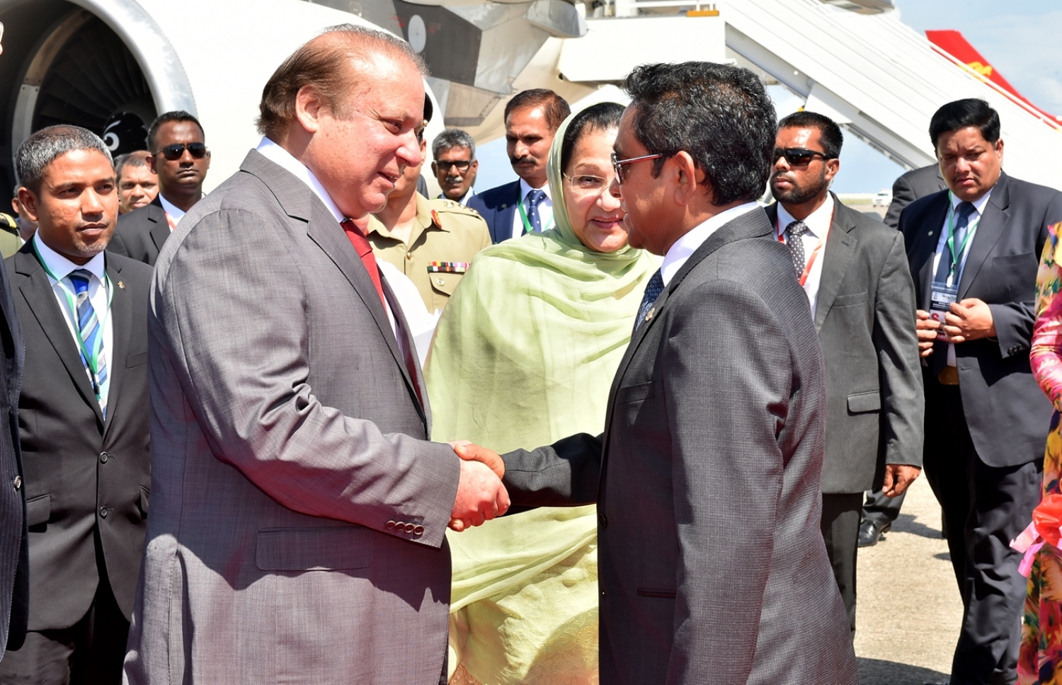 މާލެ: 25، ޖުލައި 2017: މި އަހަރުގެ މިނިވަންދުވަހުގެ ރަސްމިއްޔާތު ޝަރަފްވެރިކޮށްދެއްވުމަށް ޕާކިސްތާންގެ ބޮޑުވަޒީރު ނަވާޒް ޝަރީފް ރާއްޖެ ވަޑައިގަތުމުން ރައީސް ޔާމީންގެ ދެކަނބަލުން މަރުހަބާ ދަންނަވަނީ.-- ފޮޓޯ: ރައީސް އޮފީސް