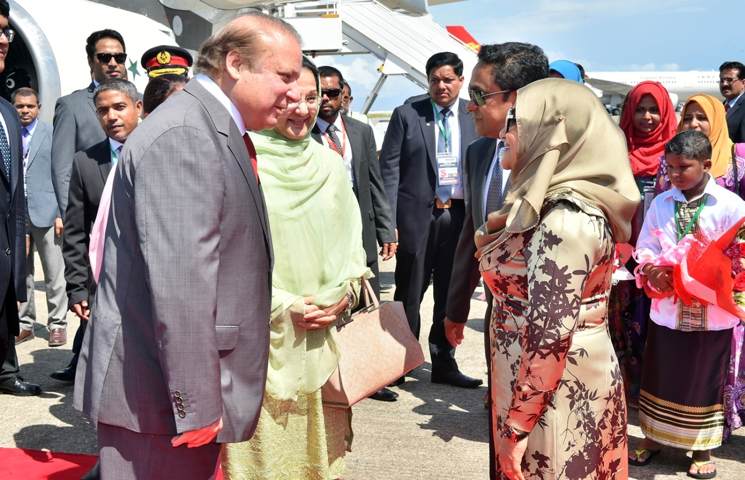 މާލެ: 25، ޖުލައި 2017: މި އަހަރުގެ މިނިވަންދުވަހުގެ ރަސްމިއްޔާތު ޝަރަފްވެރިކޮށްދެއްވުމަށް ޕާކިސްތާންގެ ބޮޑުވަޒީރު ނަވާޒް ޝަރީފް ރާއްޖެ ވަޑައިގަތުމުން ރައީސް ޔާމީންގެ ދެކަނބަލުން މަރުހަބާ ދަންނަވަނީ.-- ފޮޓޯ: ރައީސް އޮފީސް