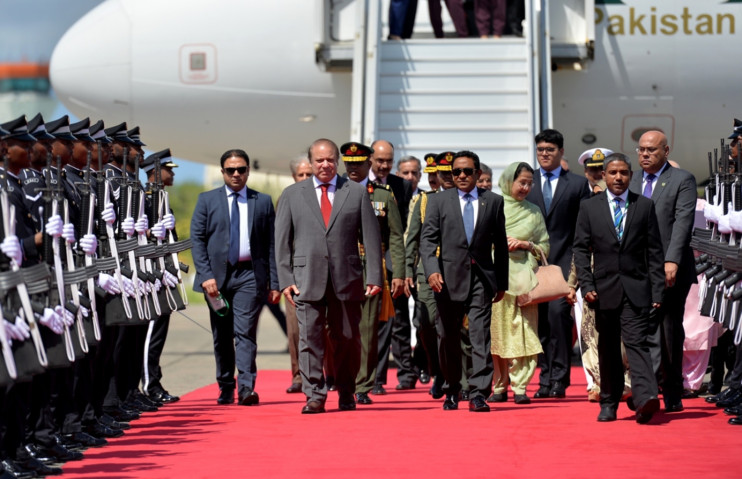 މާލެ: 25، ޖުލައި 2017: މި އަހަރުގެ މިނިވަންދުވަހުގެ ރަސްމިއްޔާތު ޝަރަފްވެރިކޮށްދެއްވުމަށް ޕާކިސްތާންގެ ބޮޑުވަޒީރު ނަވާޒް ޝަރީފް ރާއްޖެ ވަޑައިގަތުމުން ރައީސް ޔާމީންގެ ދެކަނބަލުން މަރުހަބާ ދަންނަވަނީ.-- ފޮޓޯ: ރައީސް އޮފީސް